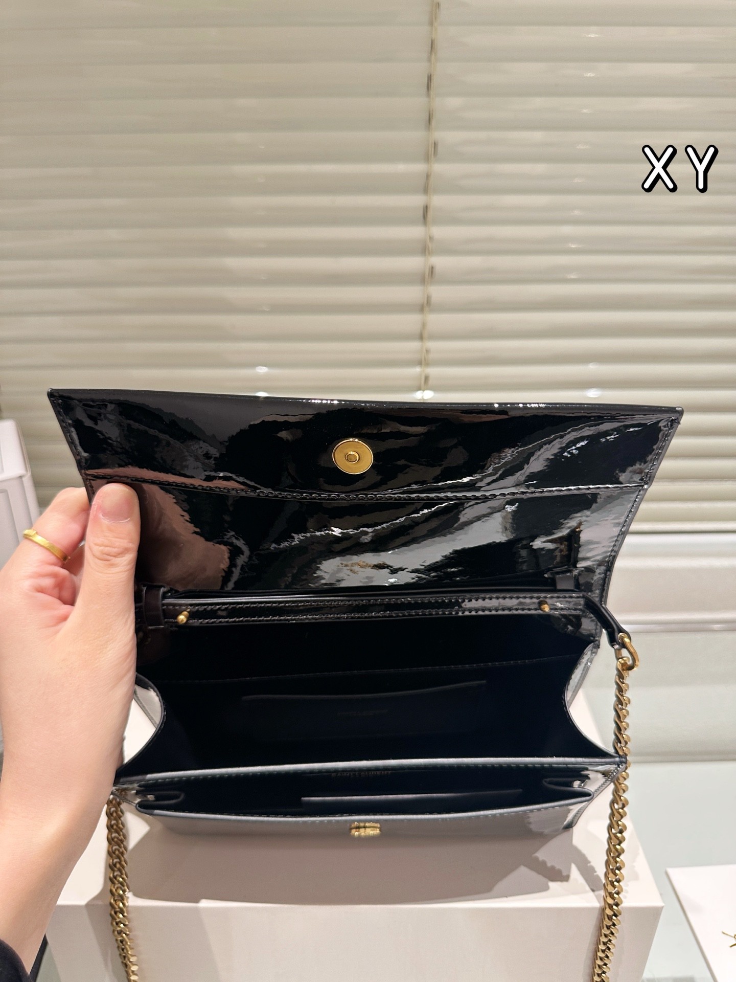 Sac à chaîne en cuir verni (Saint Laurent).