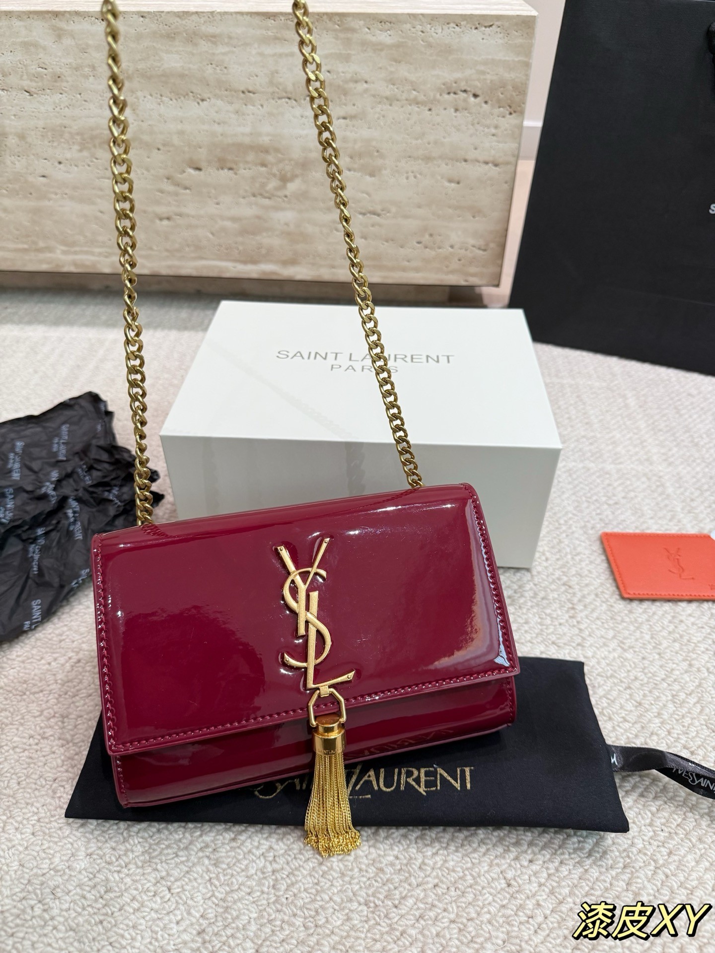 Sac à chaîne mini Kate en cuir verni Saint Laurent.