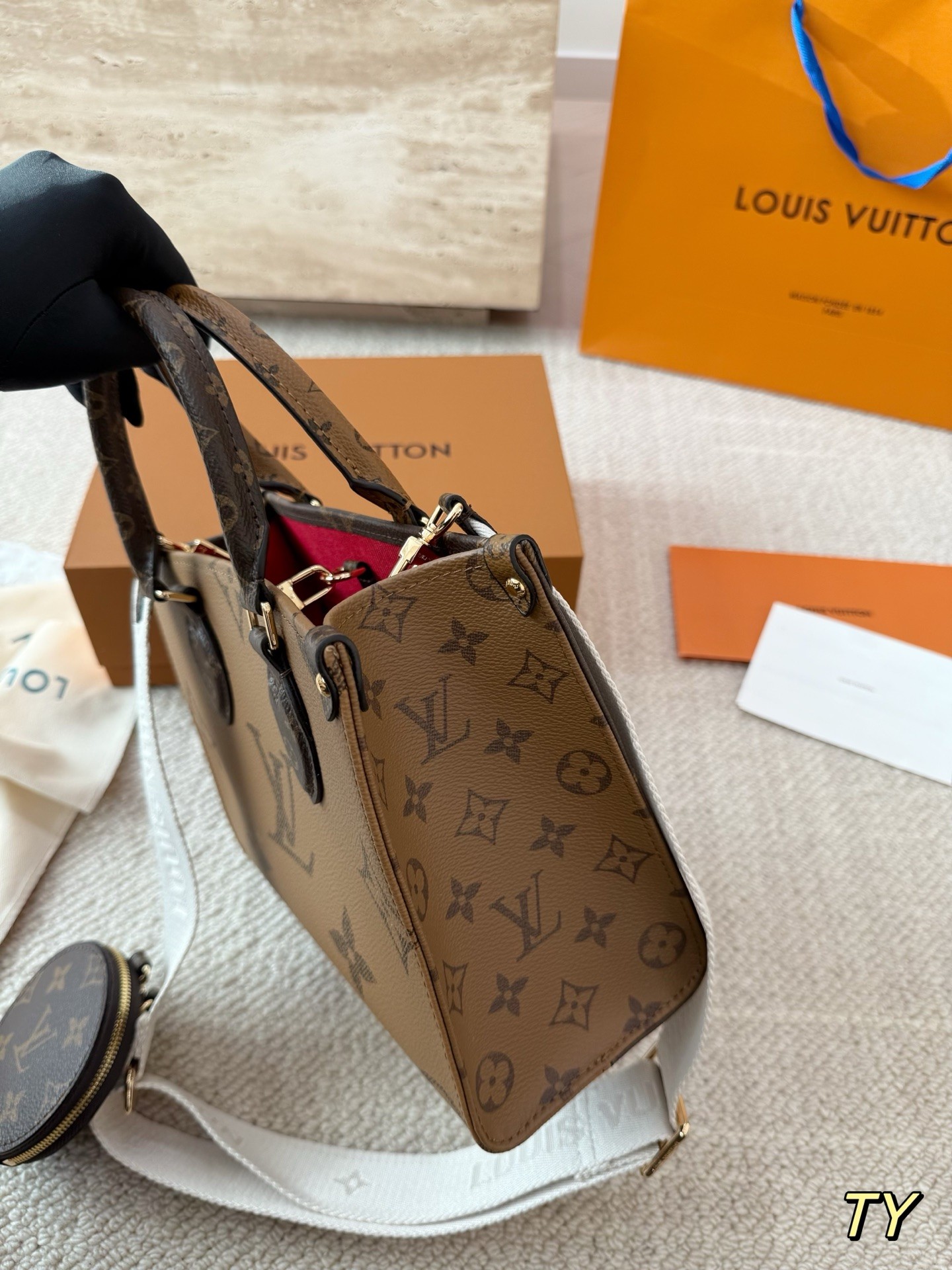 （Louis Vuitton） OnTheGo PM