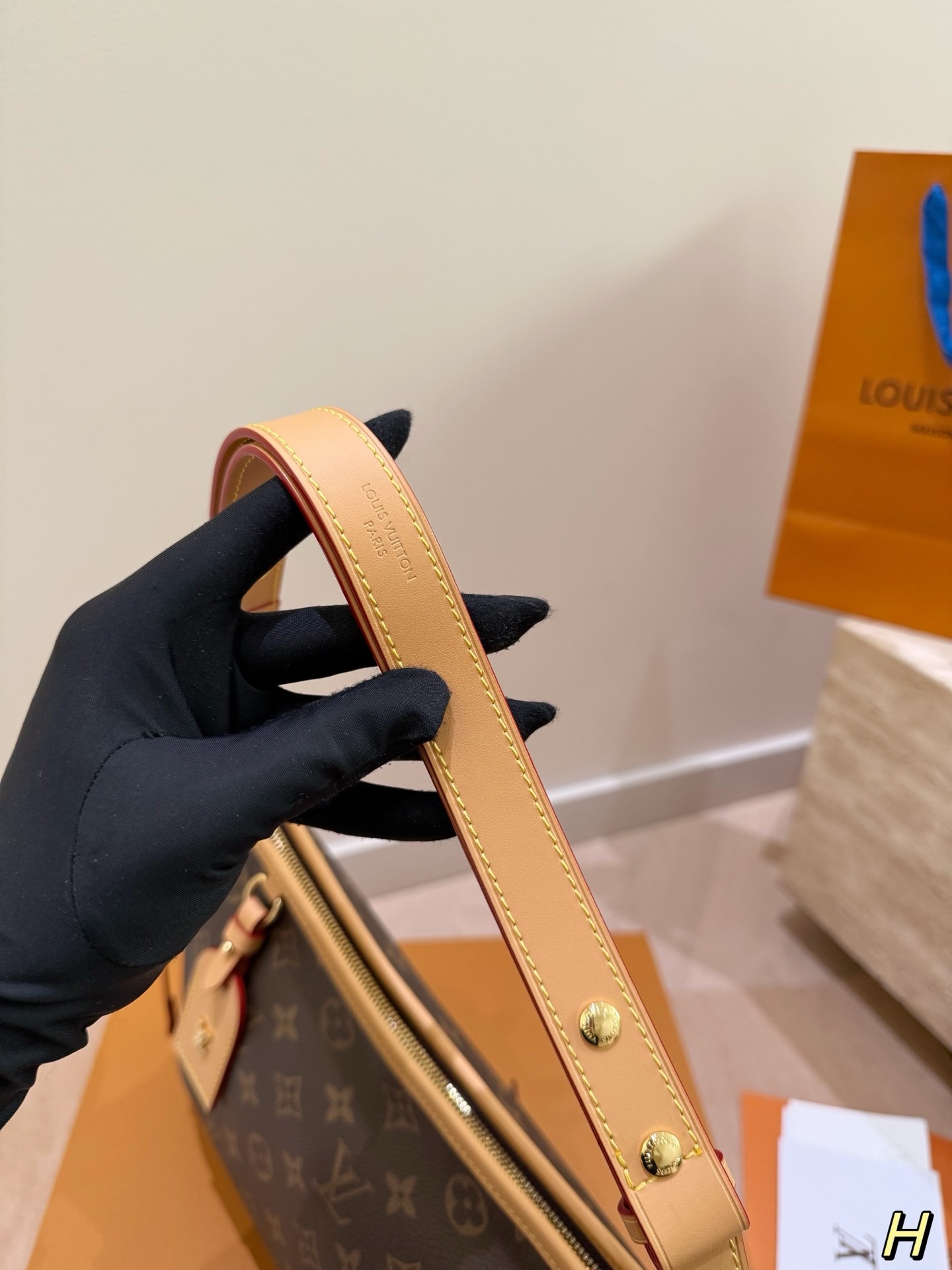 (Louis Vuitton)  CarryAll East West