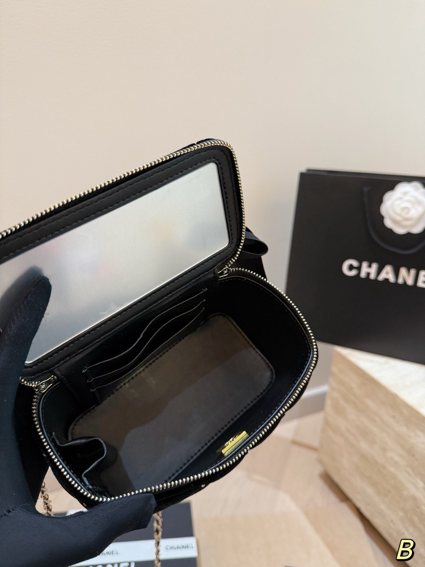 (Chanel) Chain Makeup Bag
