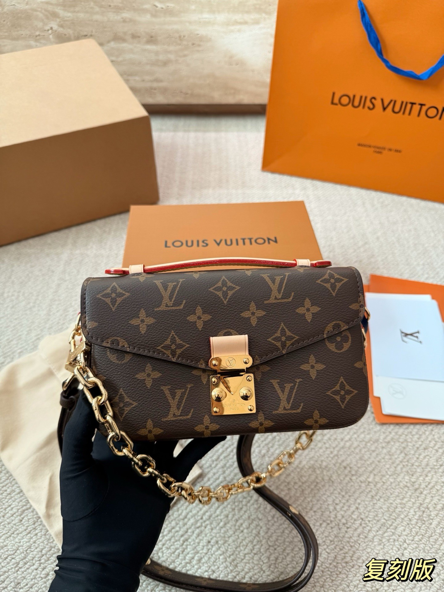 （Louis Vuitton）Pochette Métis East West