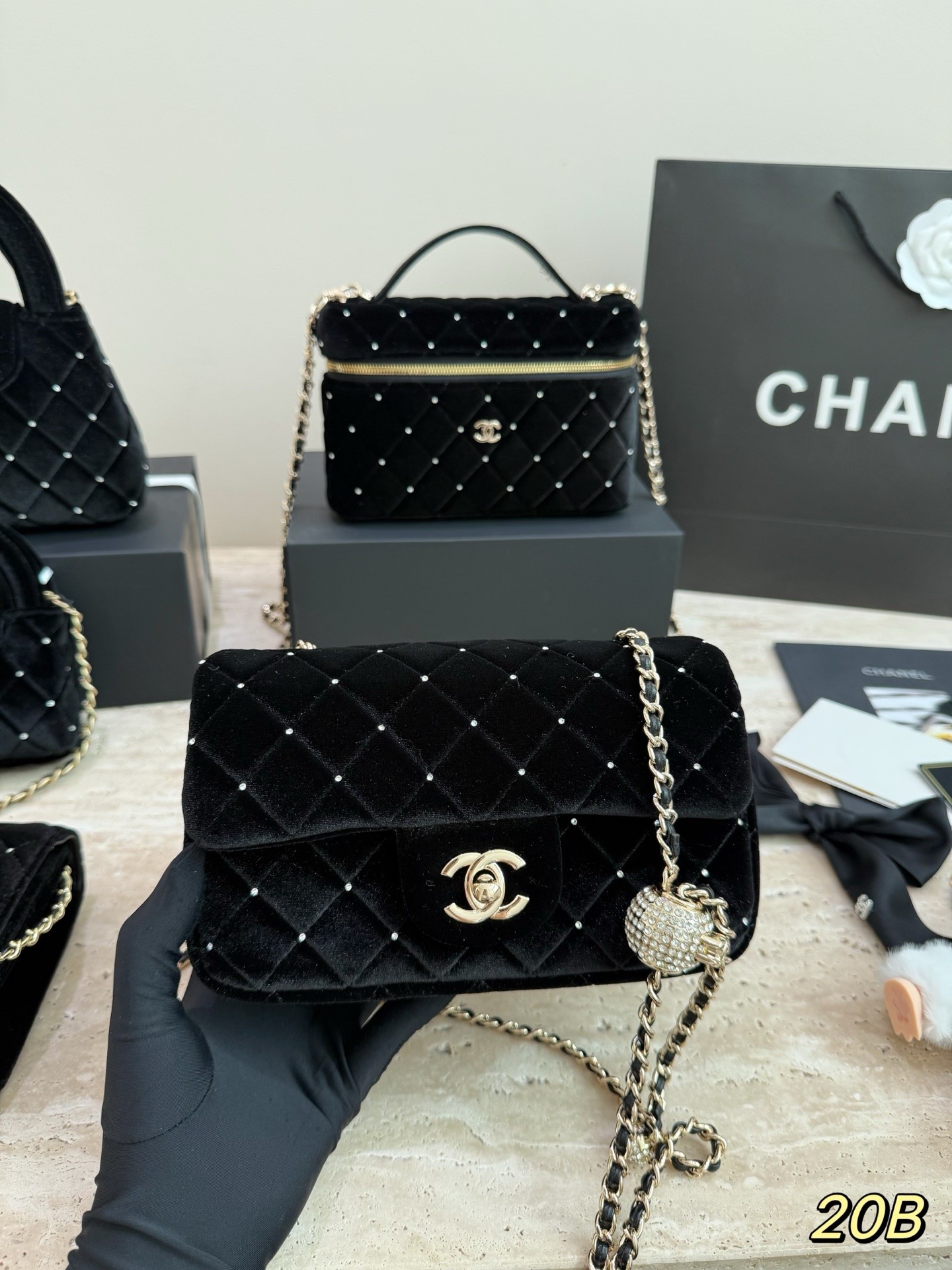 （Chanel）Sac à rabat en velours noir