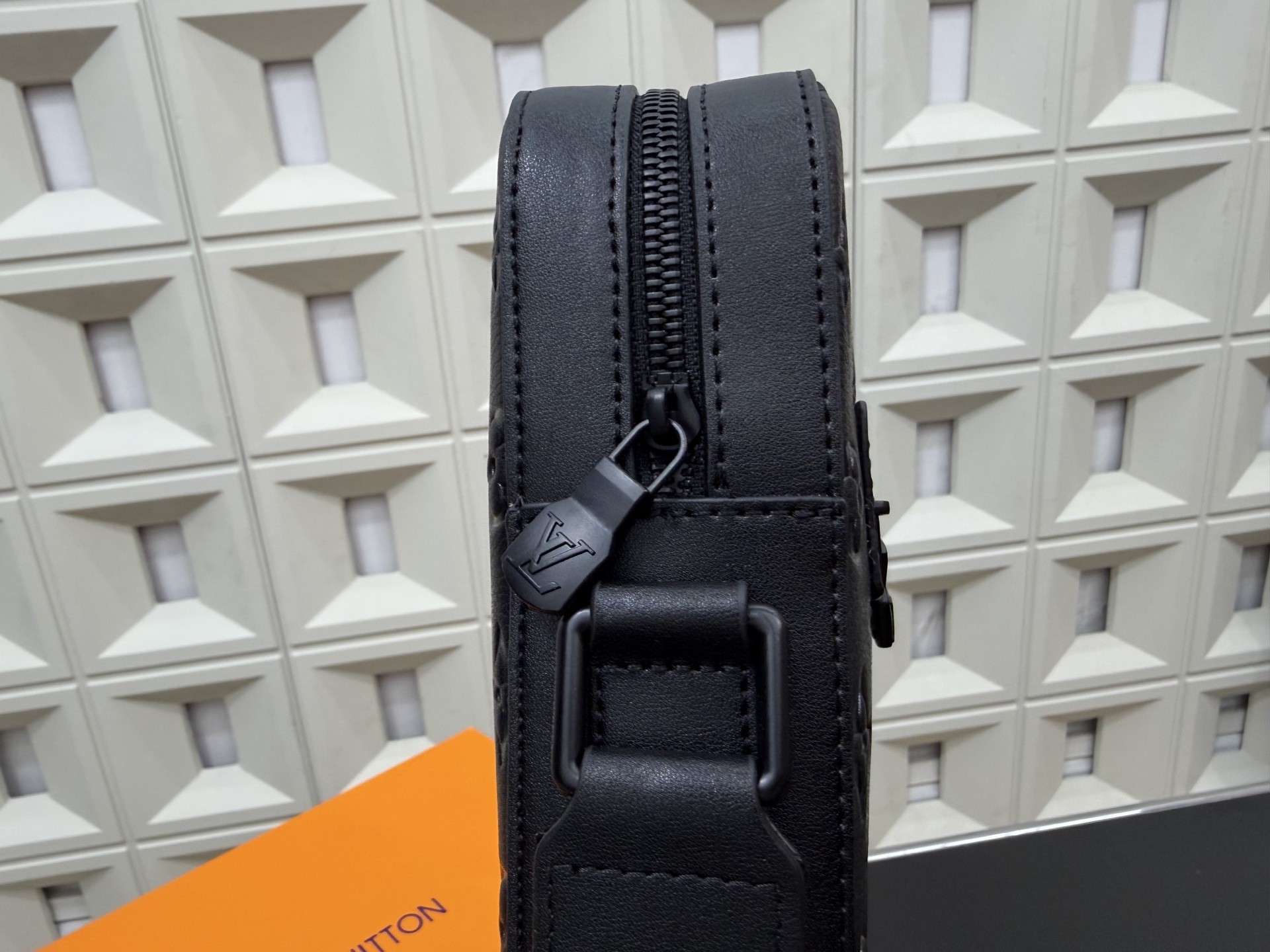 （Louis Vuitton）Trio Messenger bag