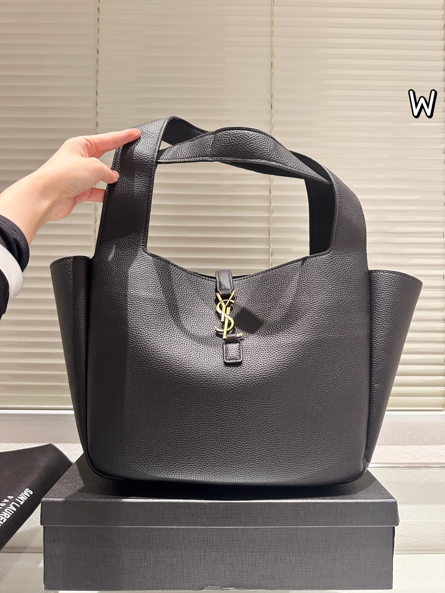 Sac cabas en cuir grainé Le 5 à 7 de Saint Laurent.