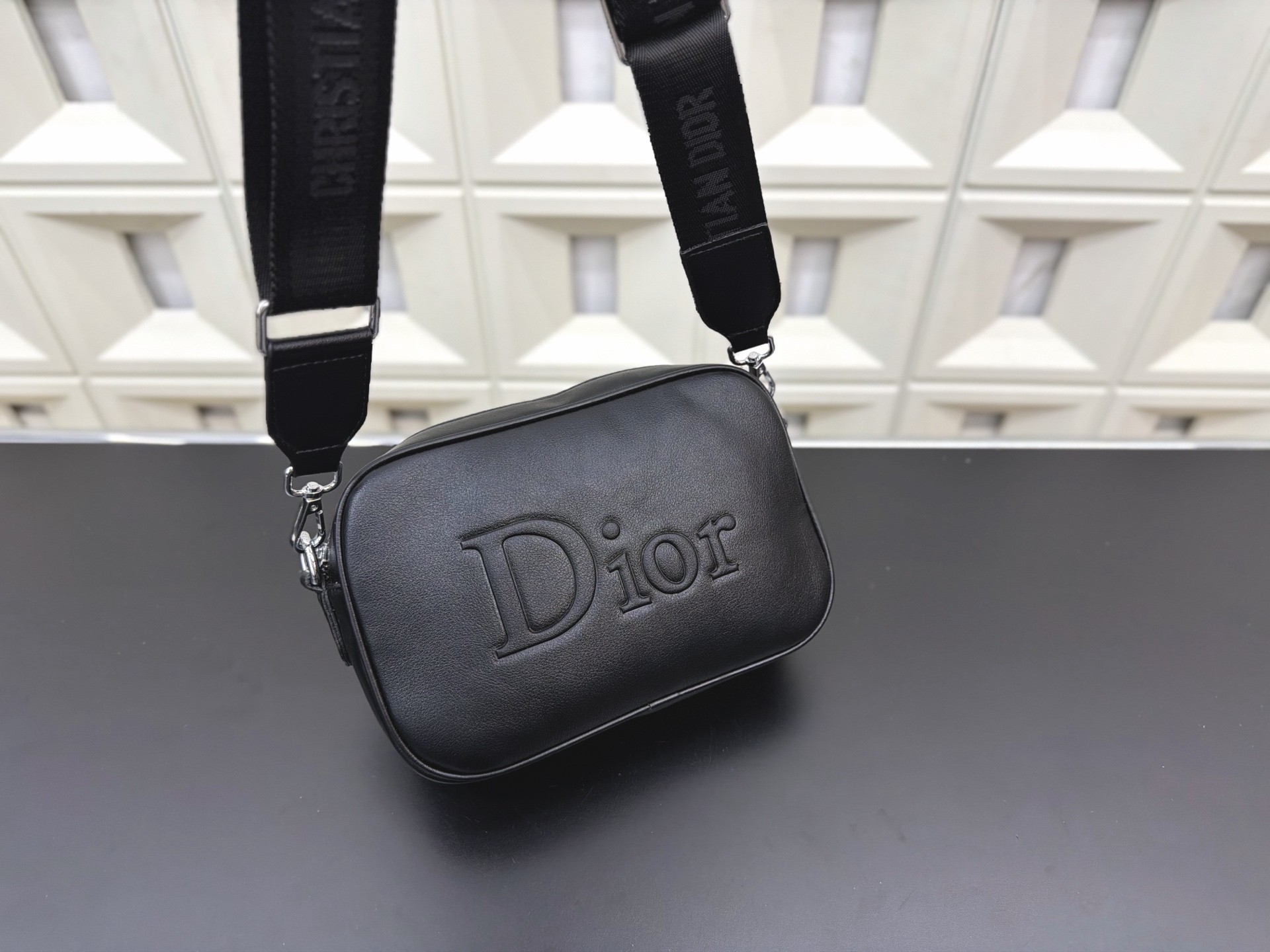 Sac à bandoulière noir Dior avec logo en relief