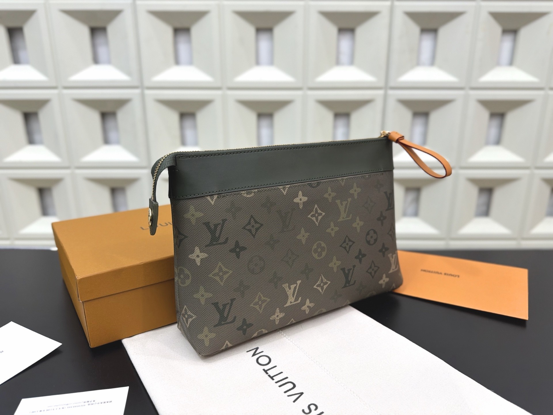 (Louis Vuitton) Clutch