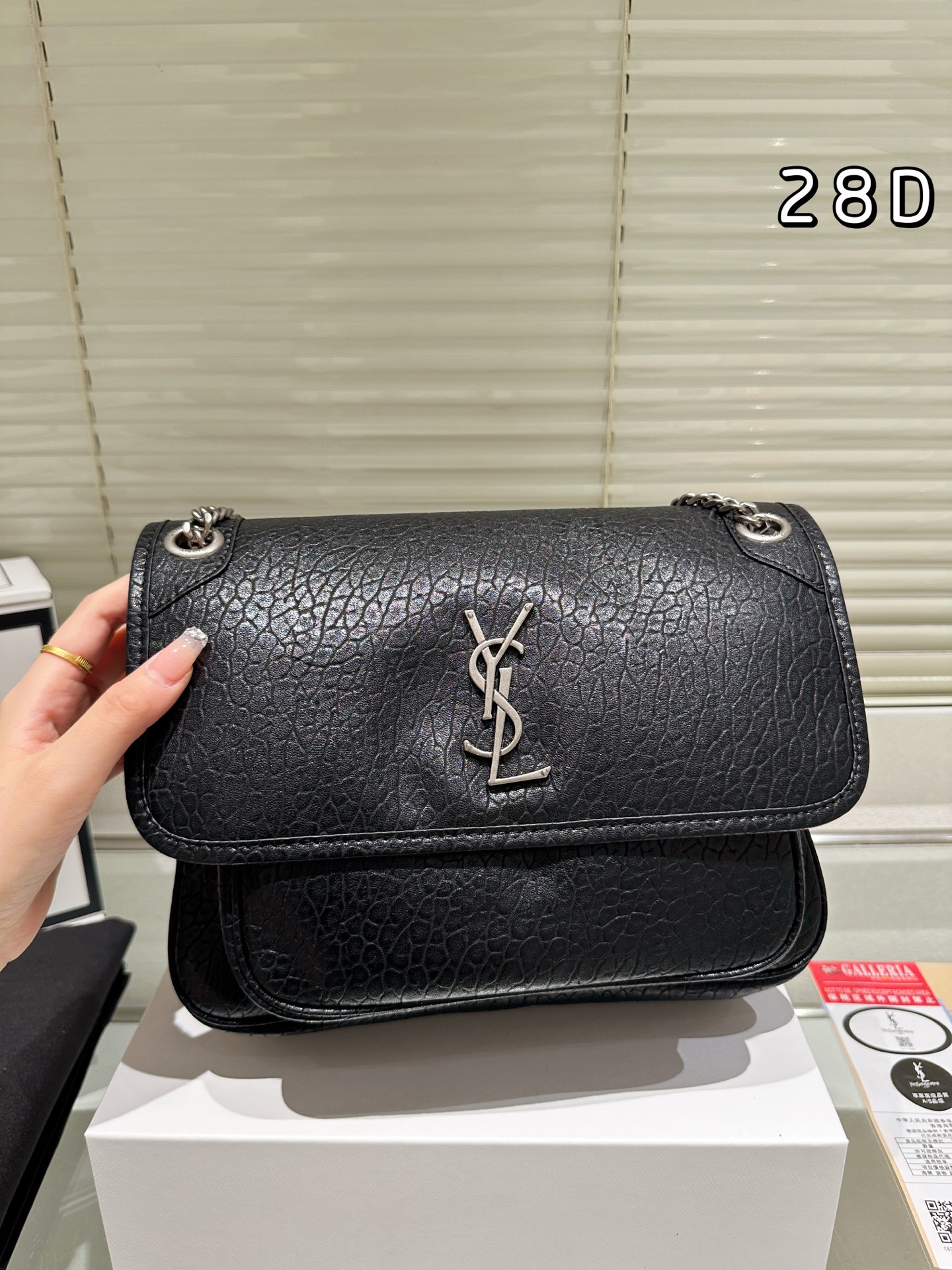 (Saint Laurent) Sac à bandoulière Niki Medium ou de taille similaire