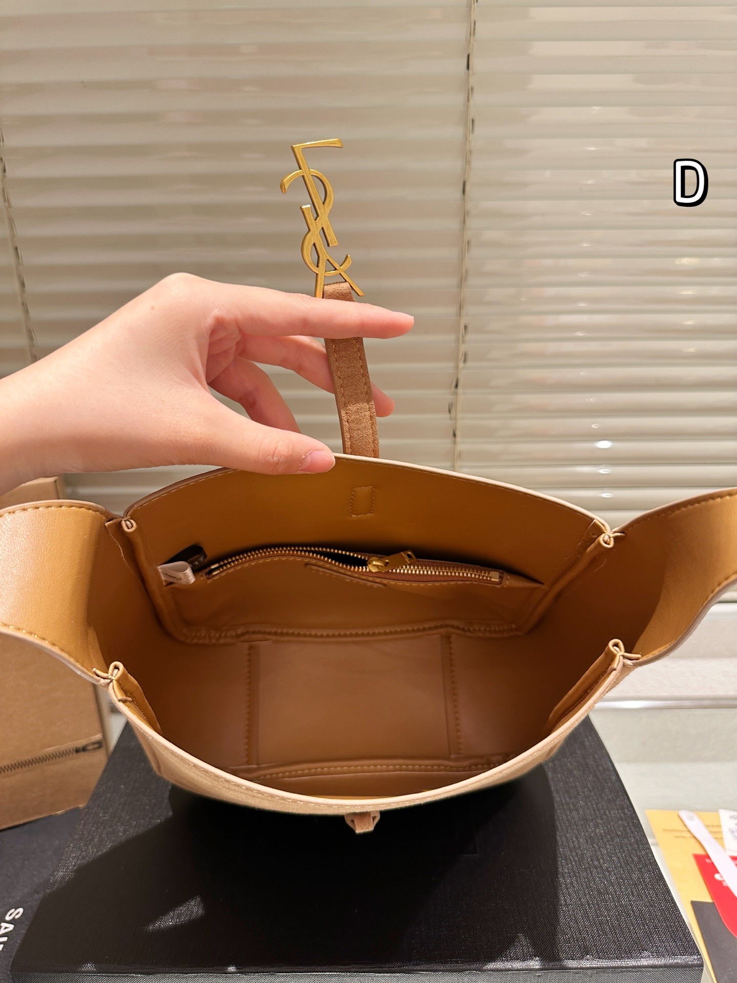 Sac à bandoulière en daim souple de la collection Le 5 à 7 d'Yves Saint Laurent