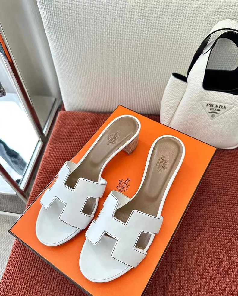 Hermès' classic Oasis sandals.
