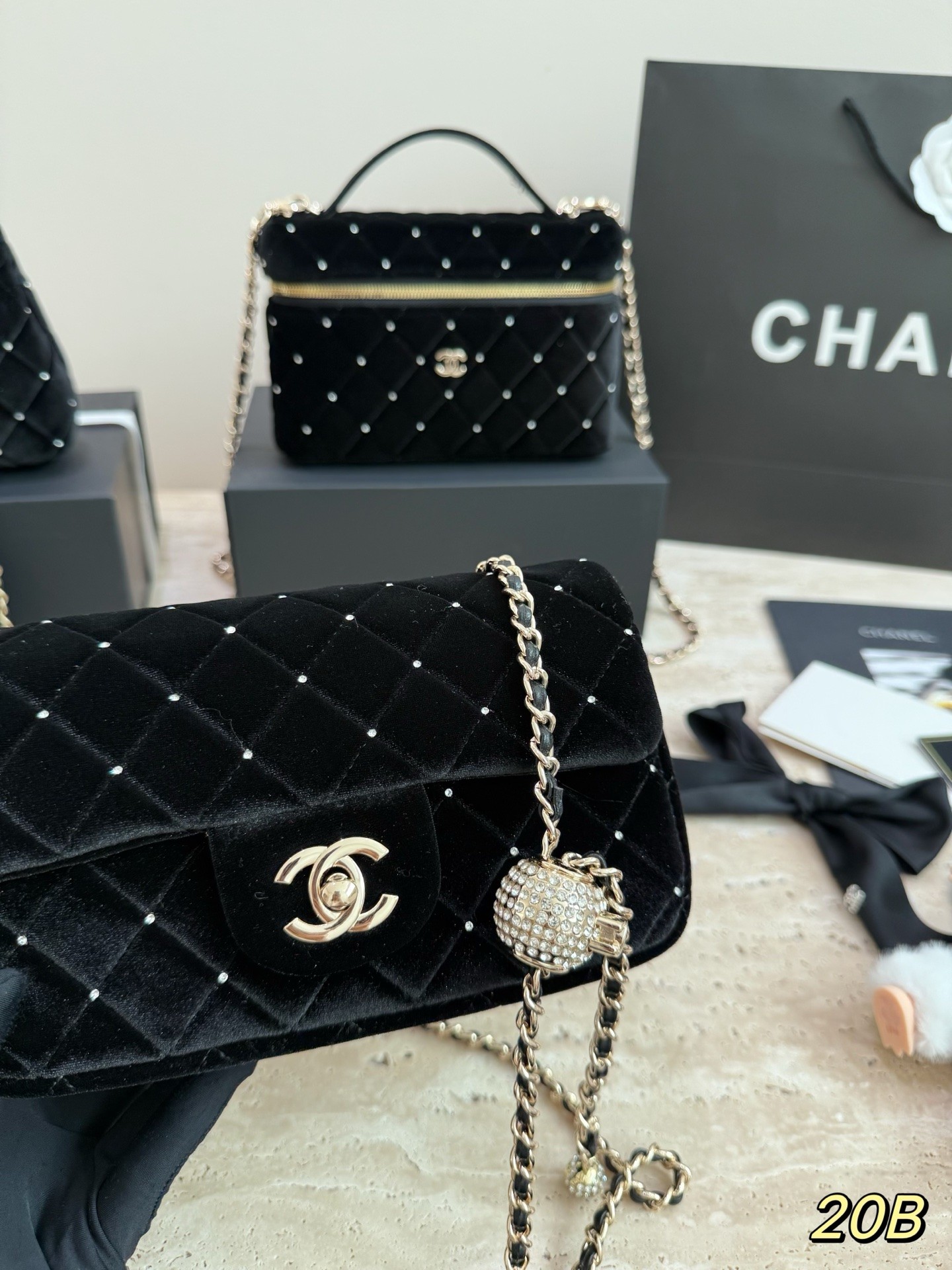 （Chanel）Sac à rabat en velours noir