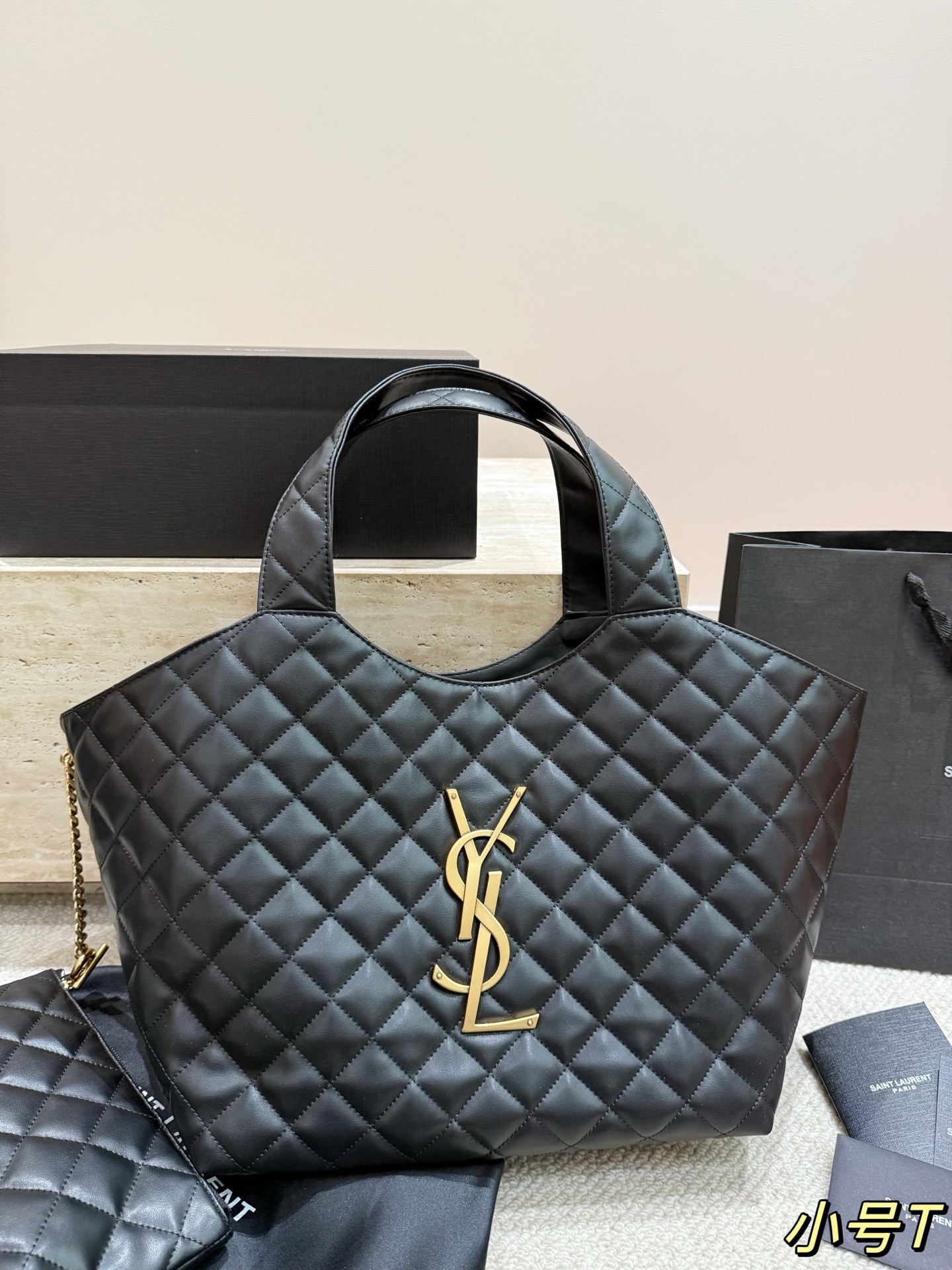 Sac cabas matelassé en cuir d'agneau ICARE de Saint Laurent