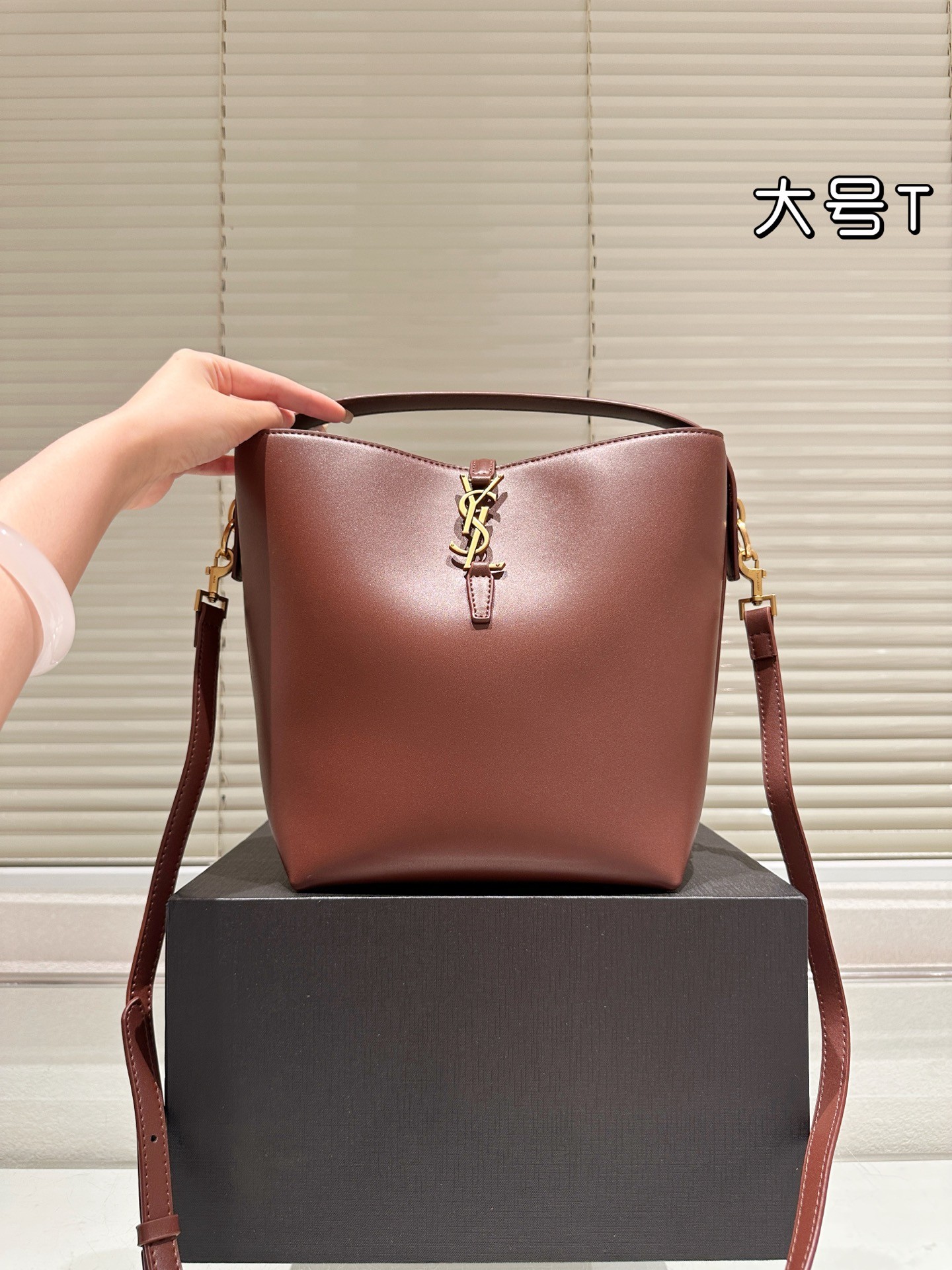 Le sac seau Le 37 d'Yves Saint Laurent