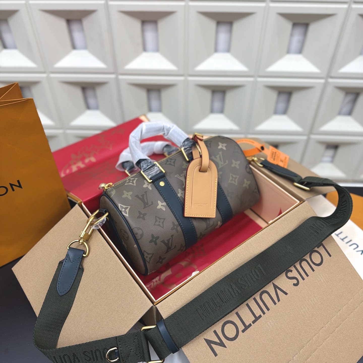 Louis Vuitton Keepall Bandoulière 25 Handbag