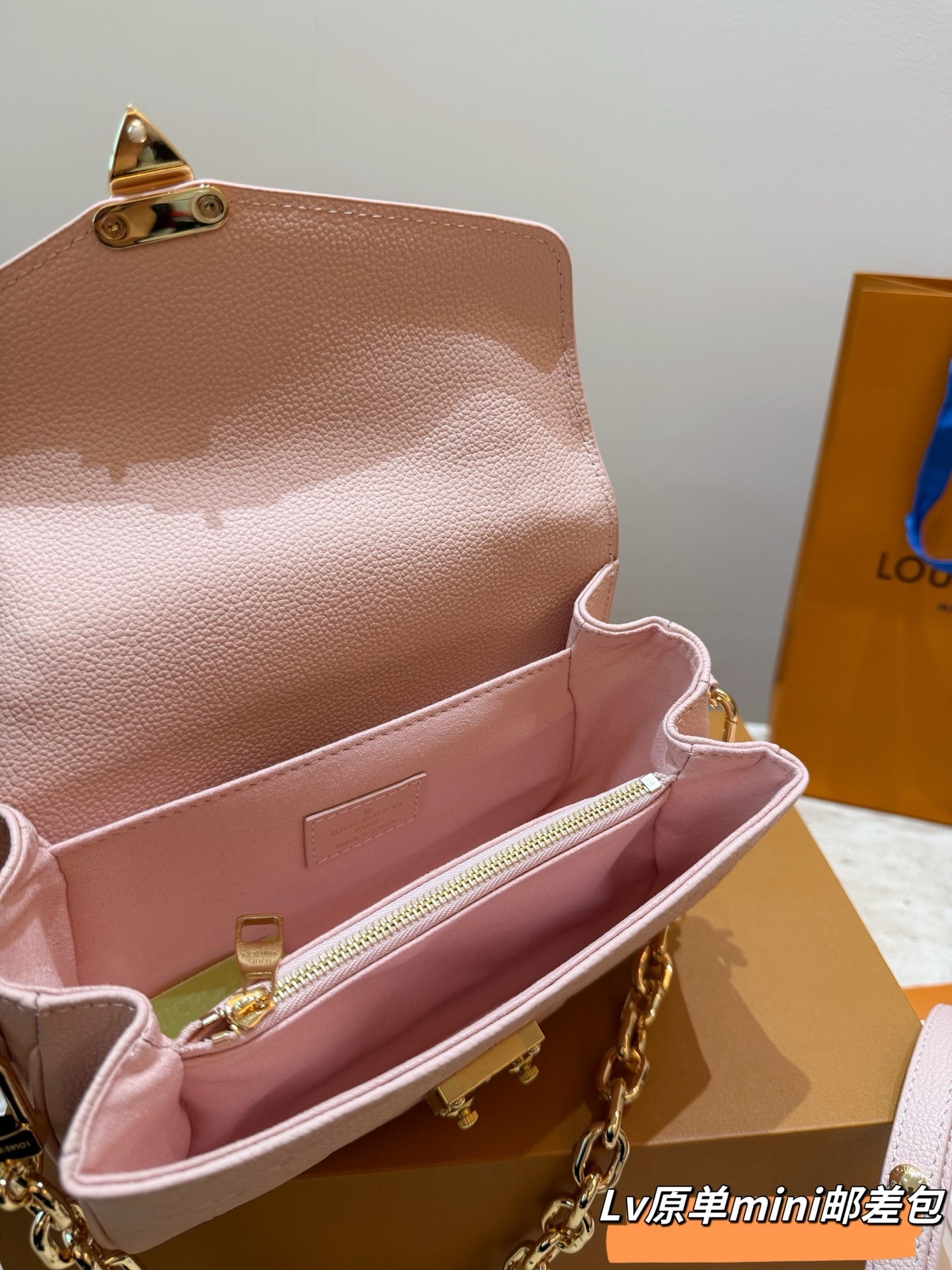 （Louis Vuitton）Pochette Métis East West