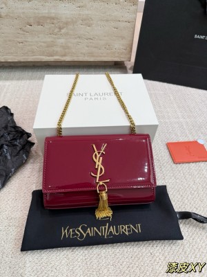 Sac à chaîne mini Kate en cuir verni Saint Laurent.