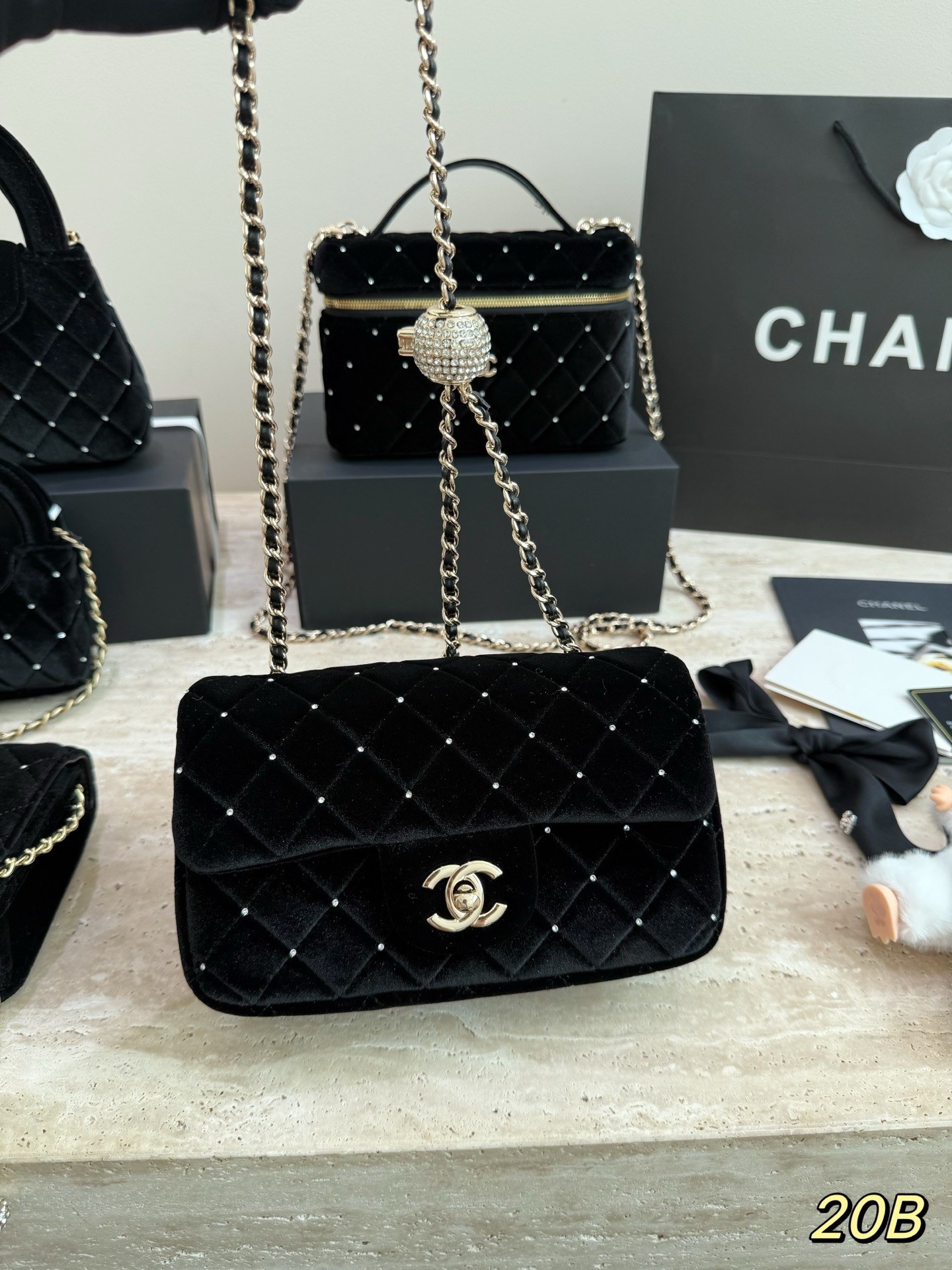 （Chanel）Sac à rabat en velours noir