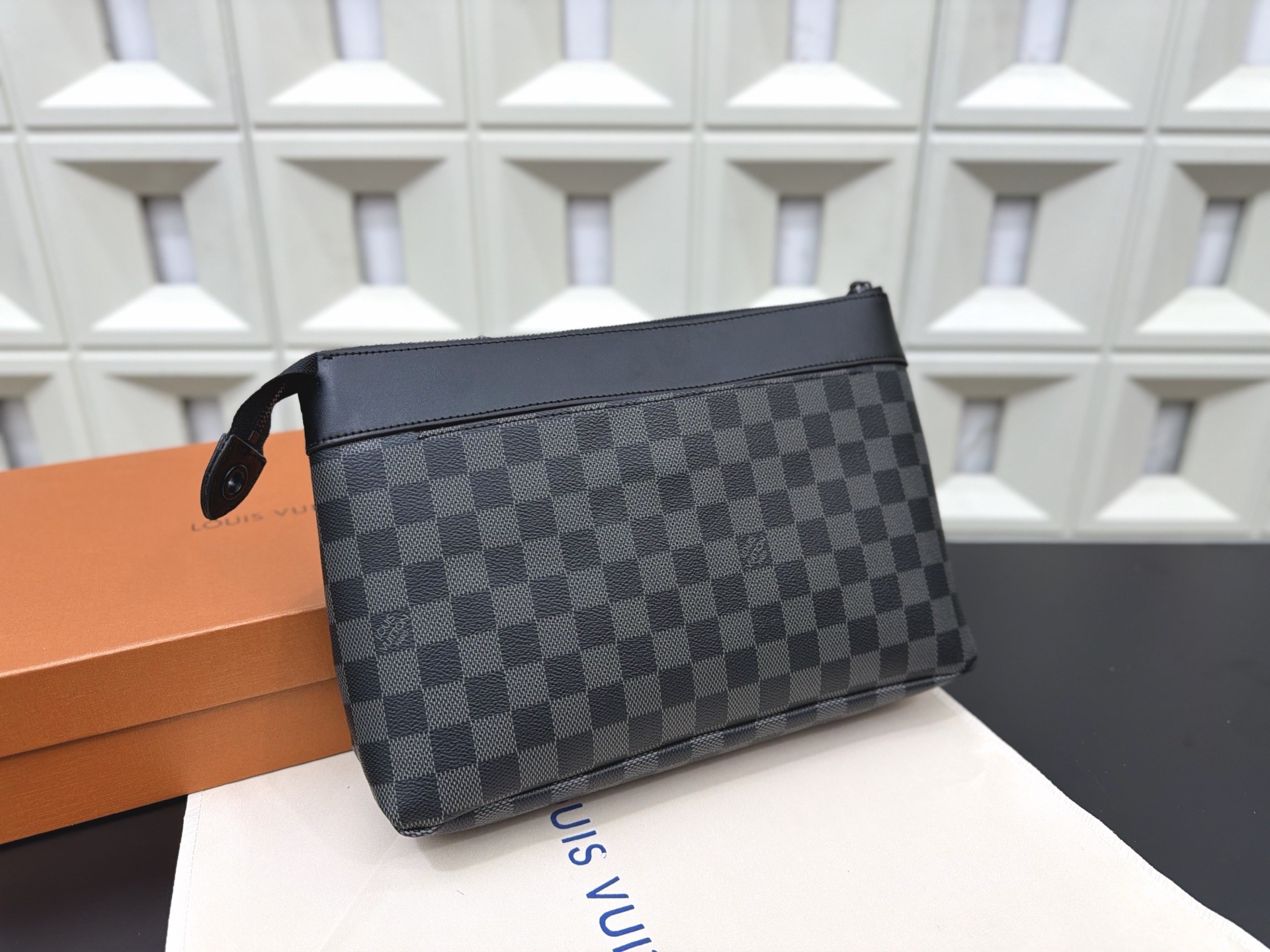 （Louis Vuitton）Pochette Voyage