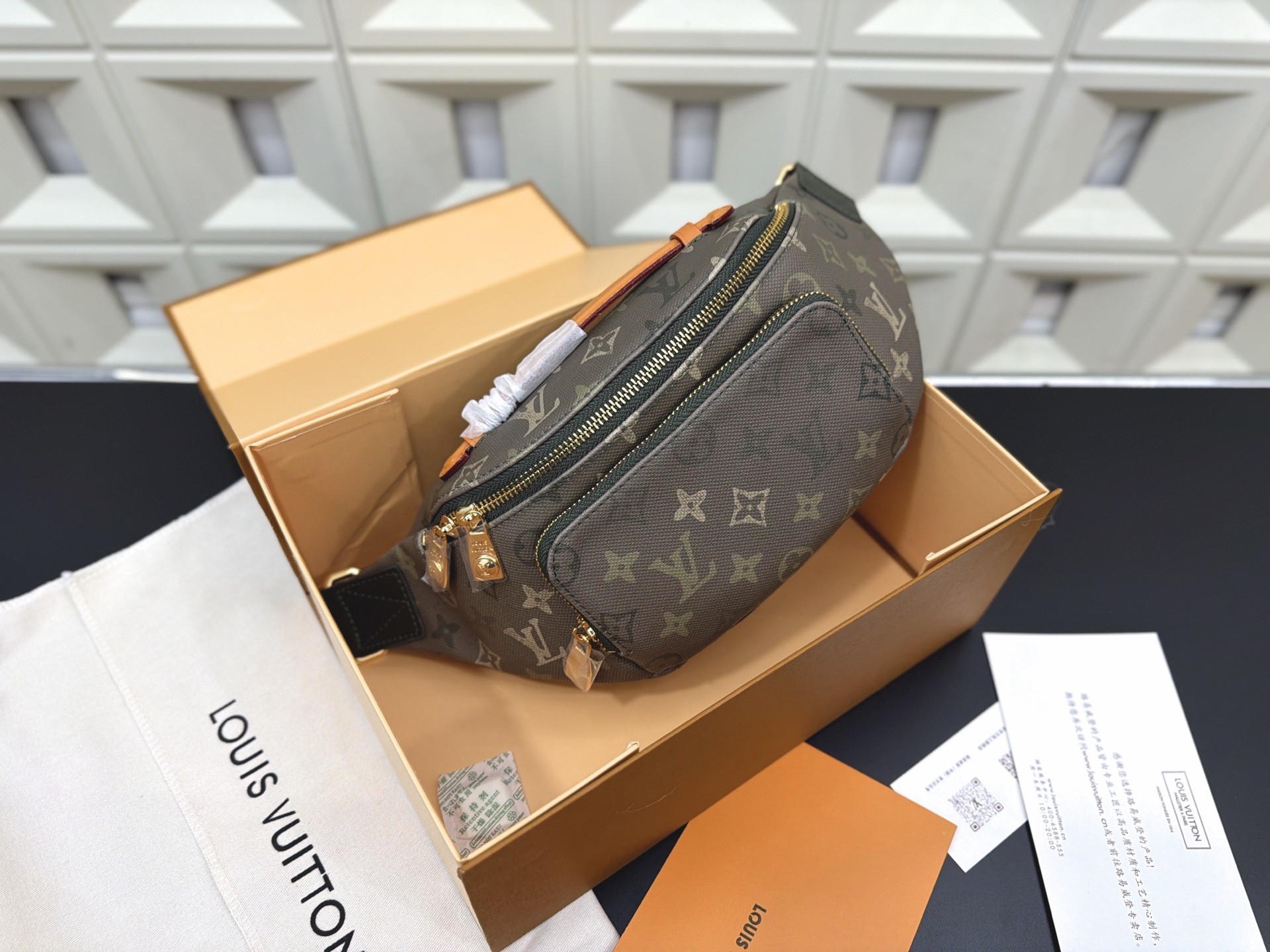 Sac banane Louis Vuitton