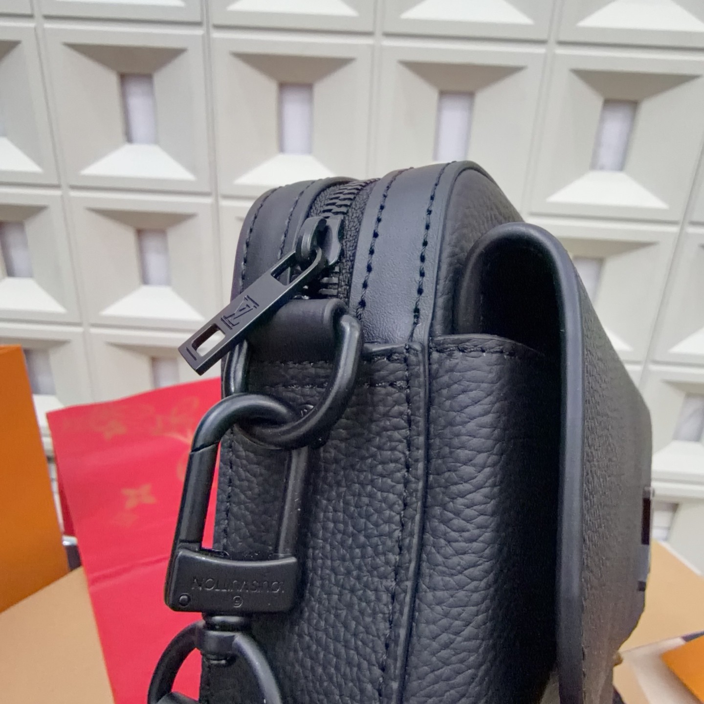 (Louis Vuitton) Fastline Messenger Bag