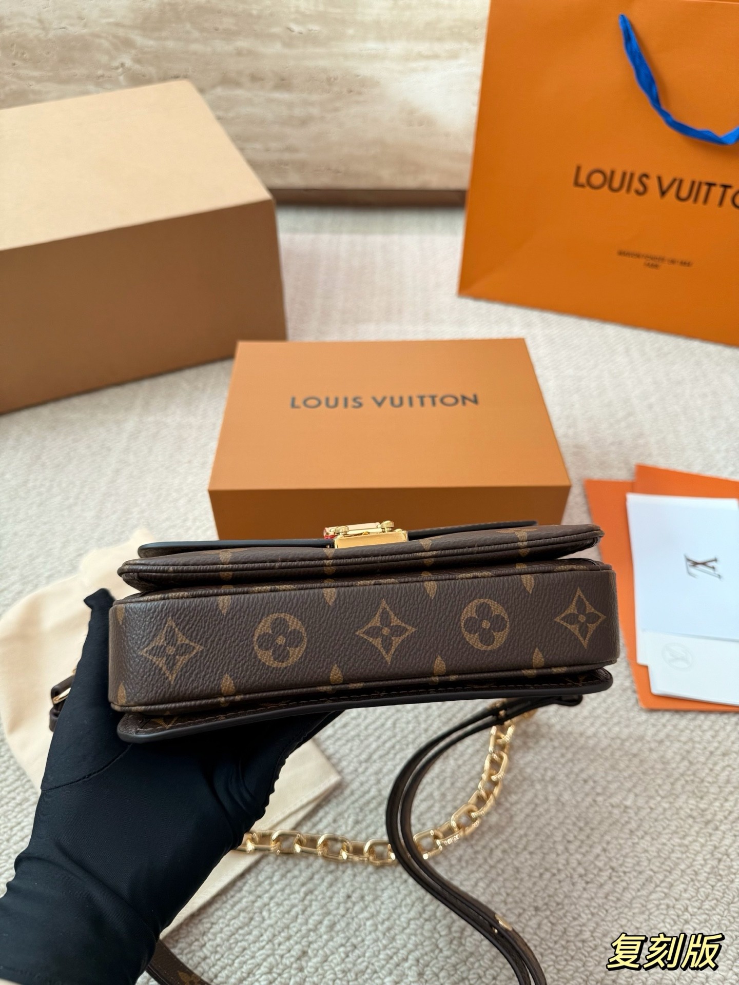 （Louis Vuitton）Pochette Métis East West