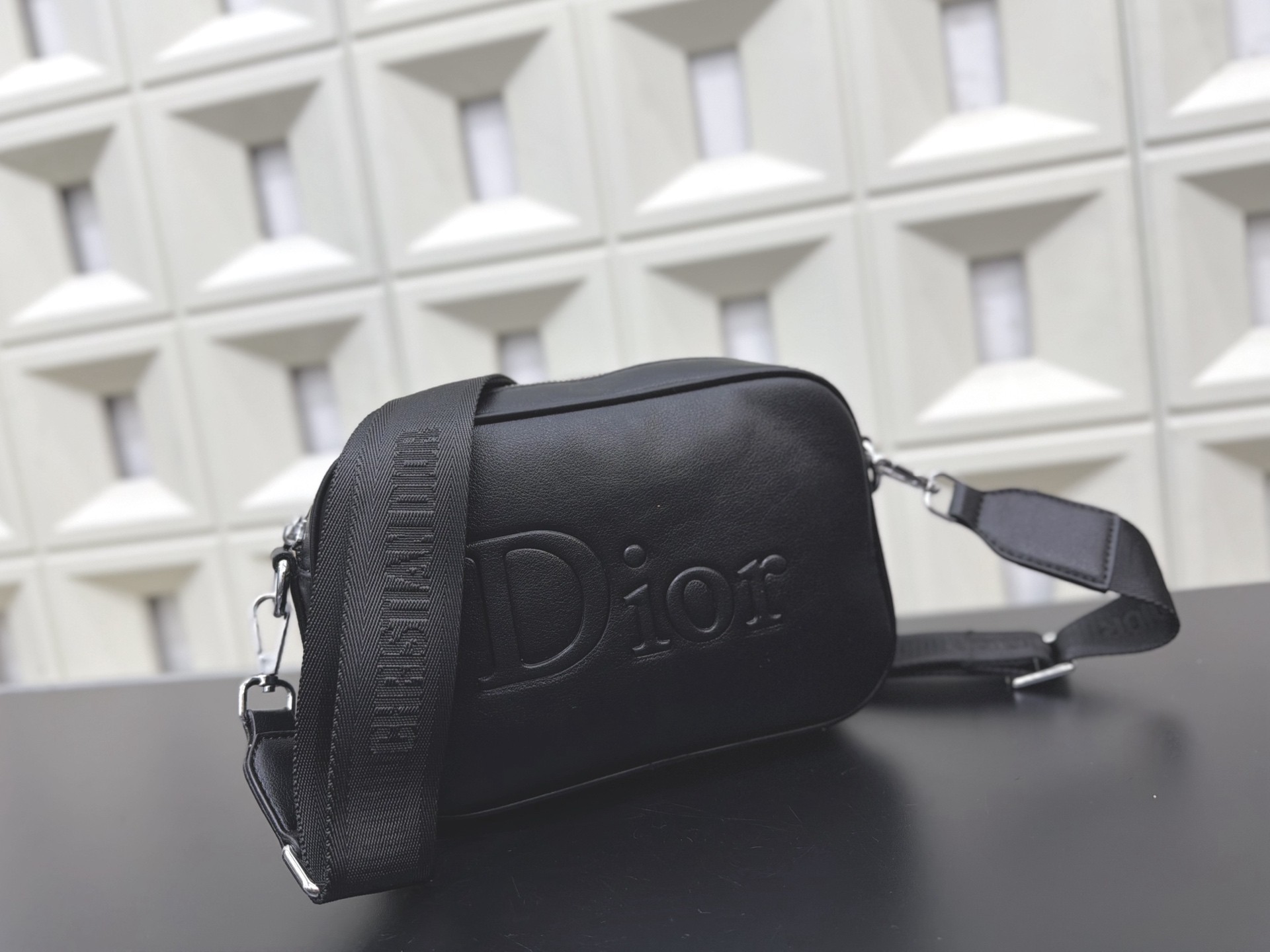 Sac à bandoulière noir Dior avec logo en relief