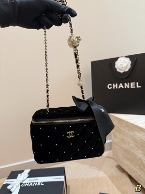 (Chanel) Chain Makeup Bag