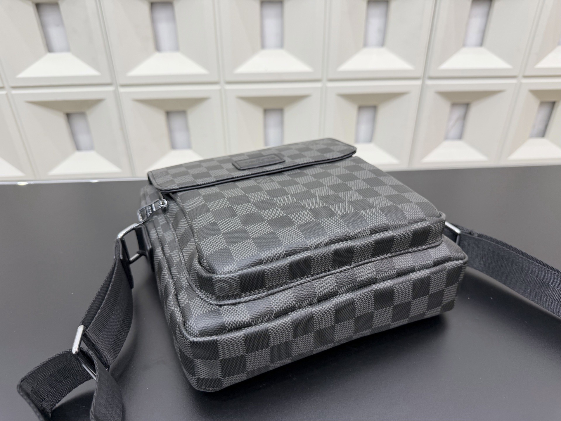 (Louis Vuitton) District PM