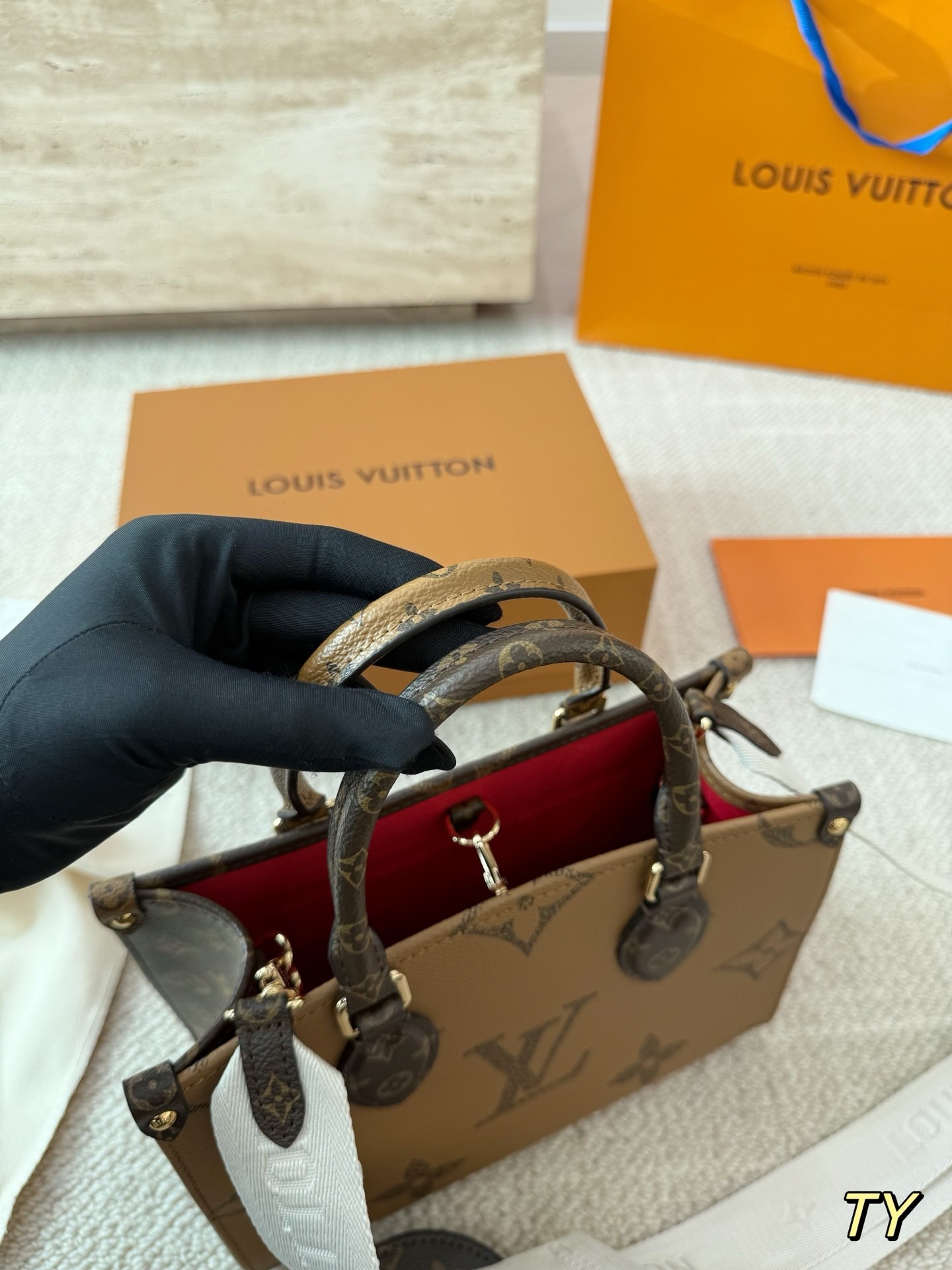 （Louis Vuitton） OnTheGo PM