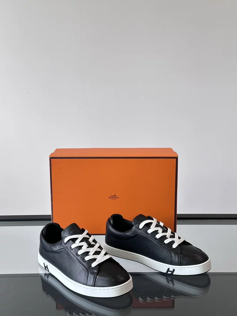 (Hermès) Kid sneakers.
