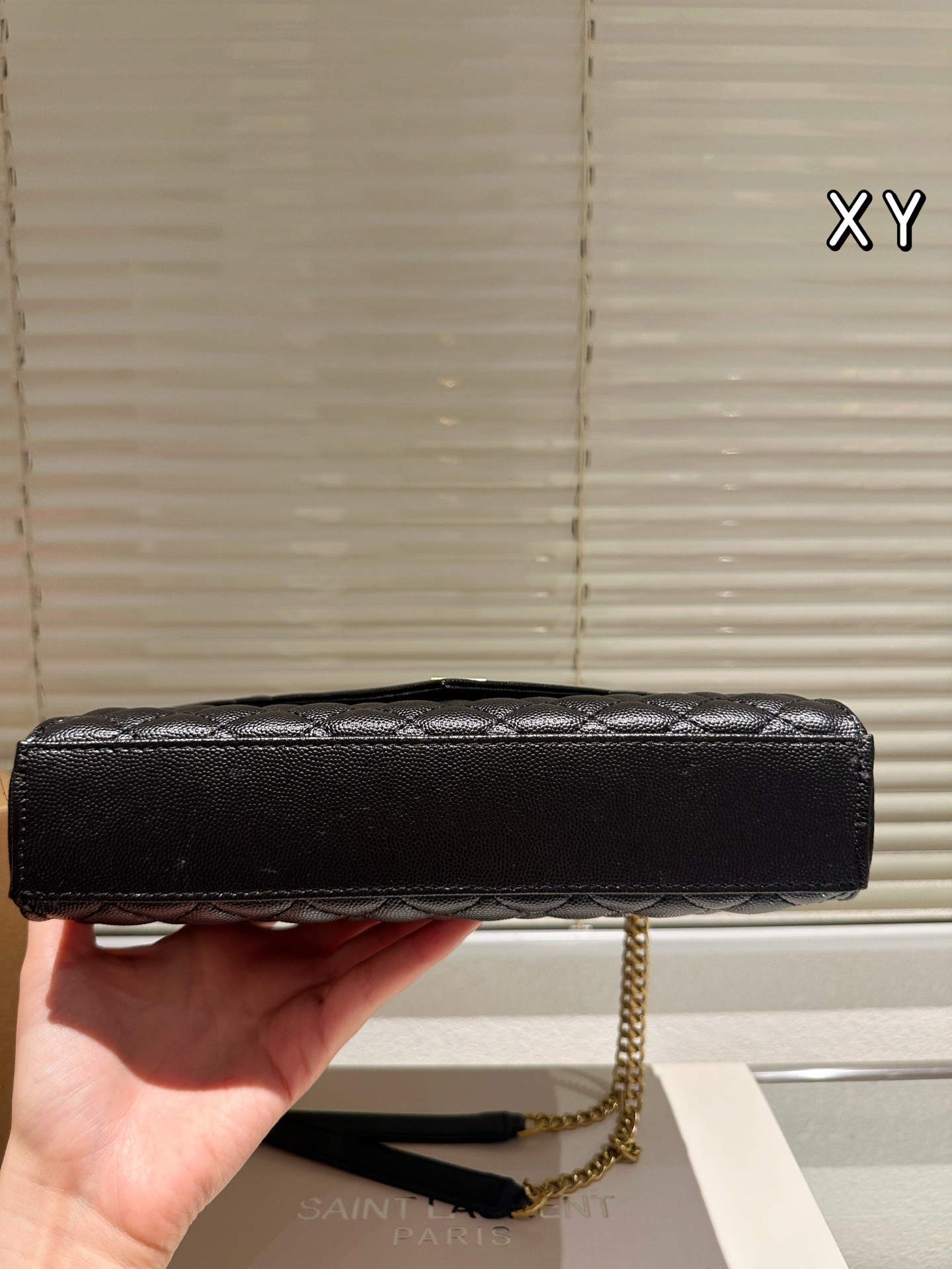 （Saint Laurent) un sac enveloppe de taille moyenne