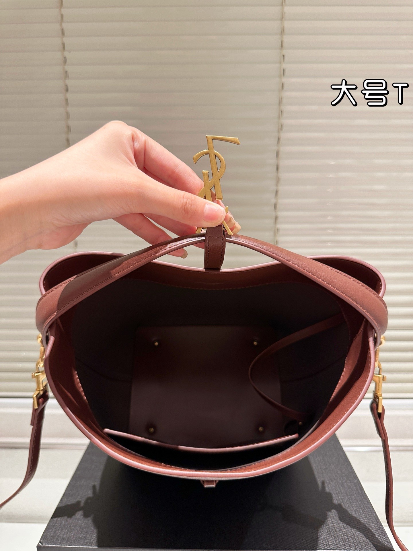 Le sac seau Le 37 d'Yves Saint Laurent