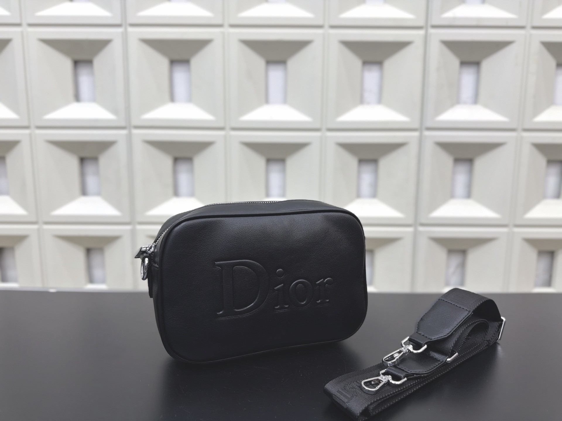 Sac à bandoulière noir Dior avec logo en relief