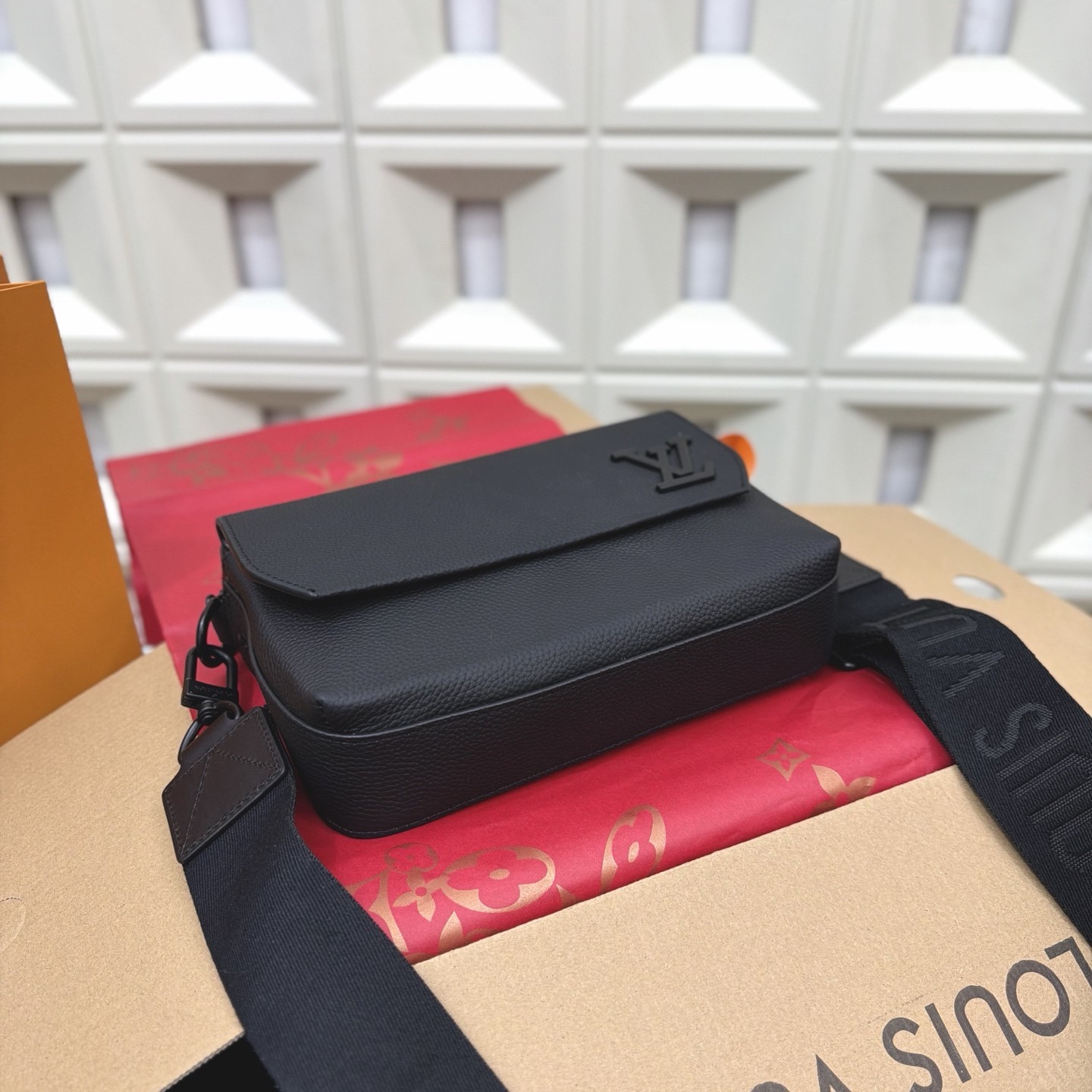 (Louis Vuitton) Fastline Messenger Bag