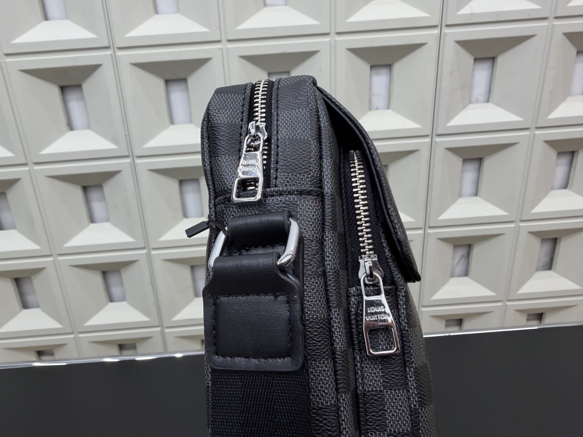 （Louis Vuitton）Monogram Macassar District PM