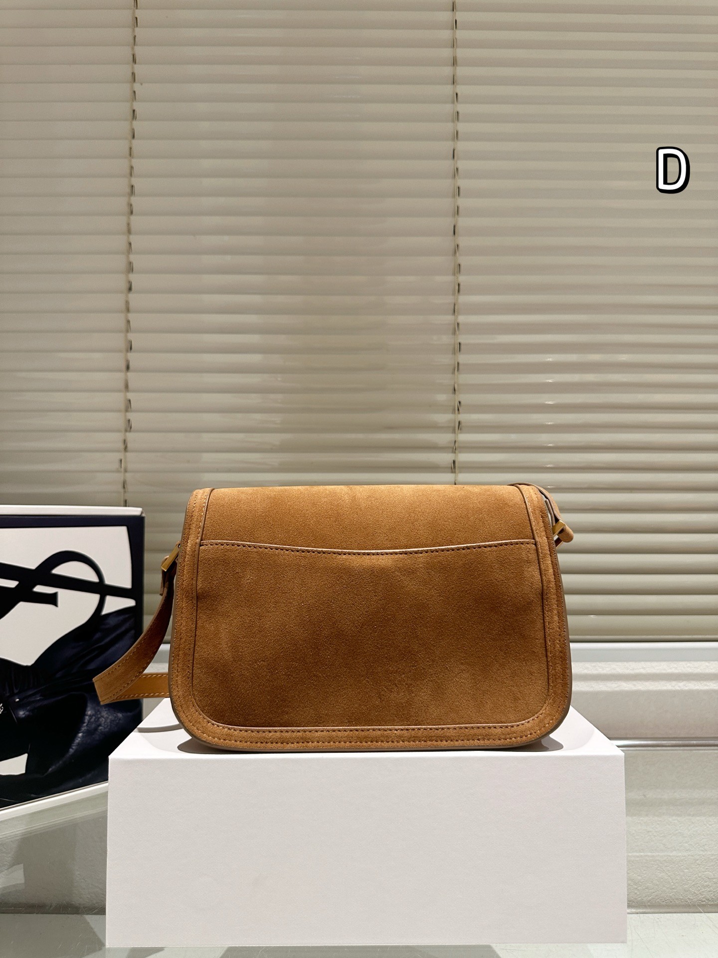 Sac à bandoulière moyen en daim Saint Laurent Solferino