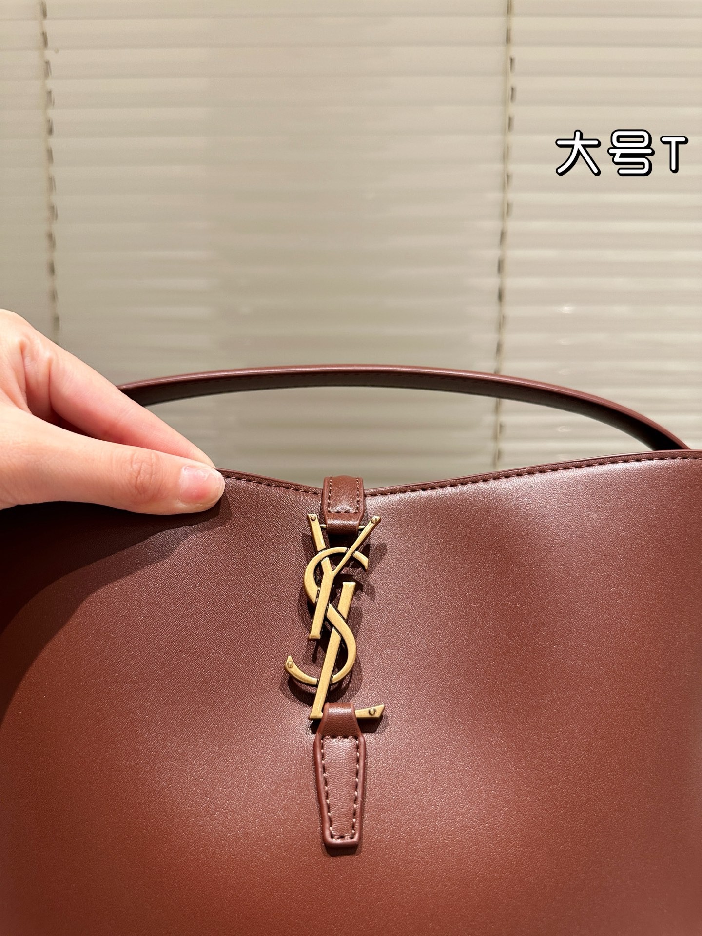 Le sac seau Le 37 d'Yves Saint Laurent