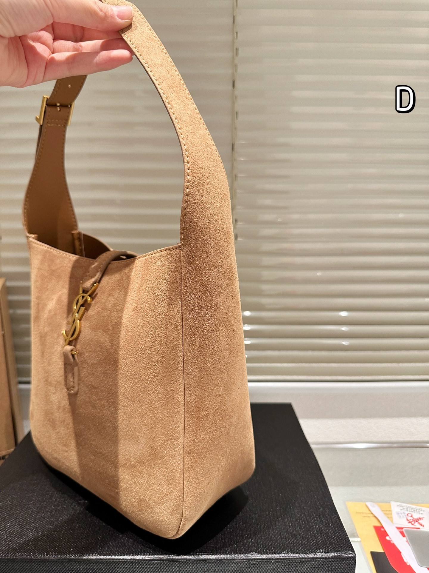 Sac à bandoulière en daim souple de la collection Le 5 à 7 d'Yves Saint Laurent