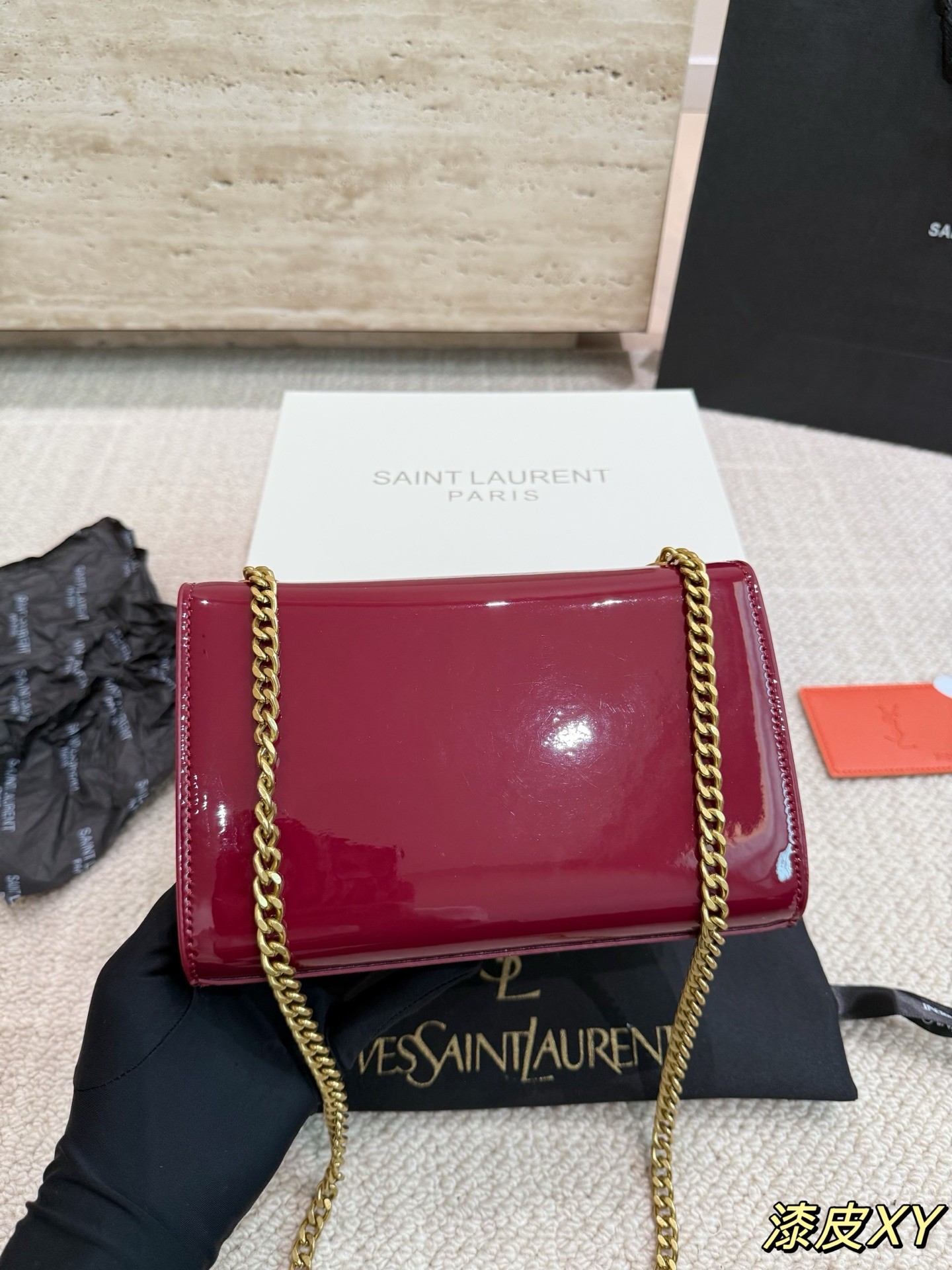 Sac à chaîne mini Kate en cuir verni Saint Laurent.