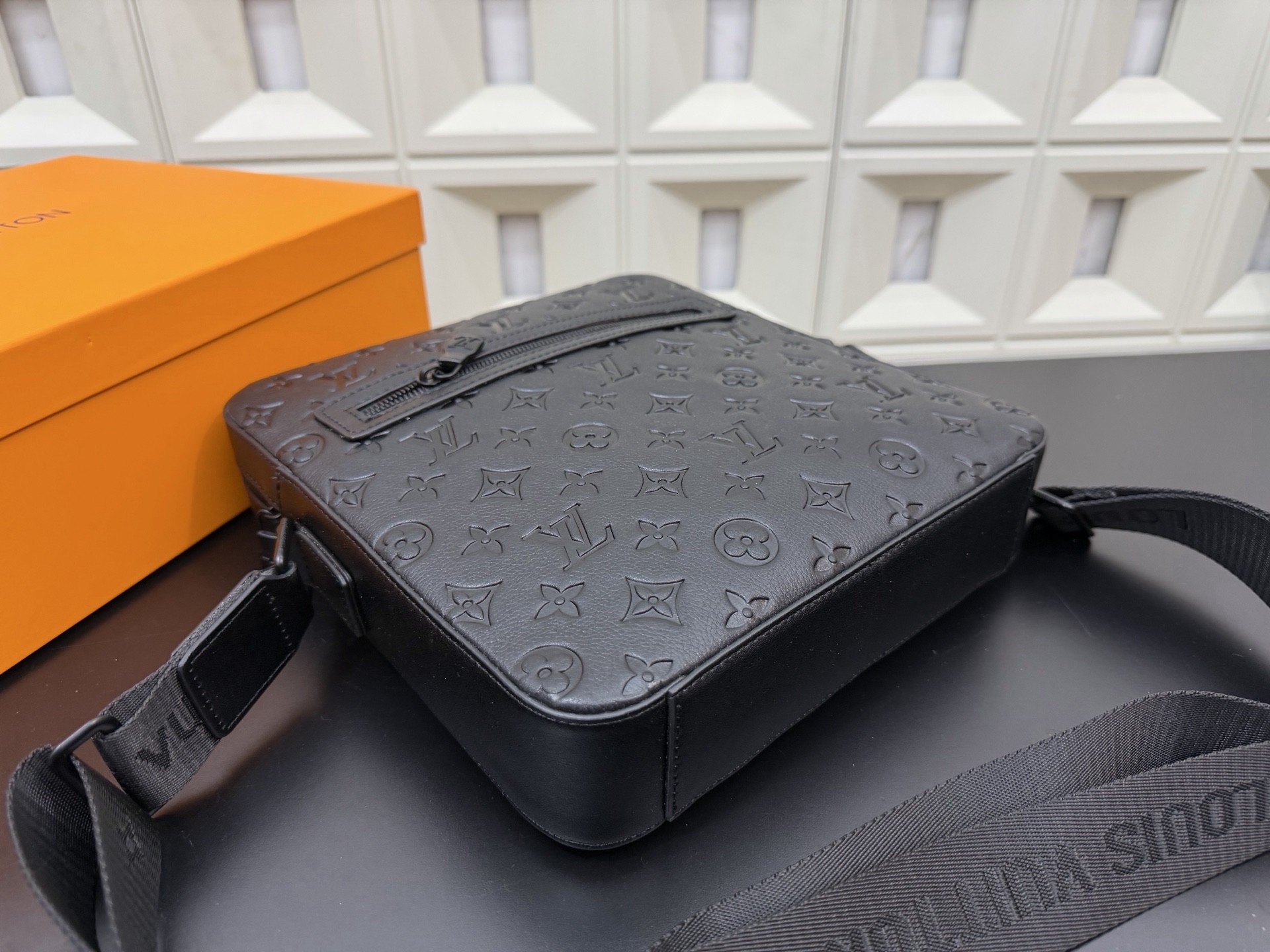 （Louis Vuitton）Trio Messenger bag