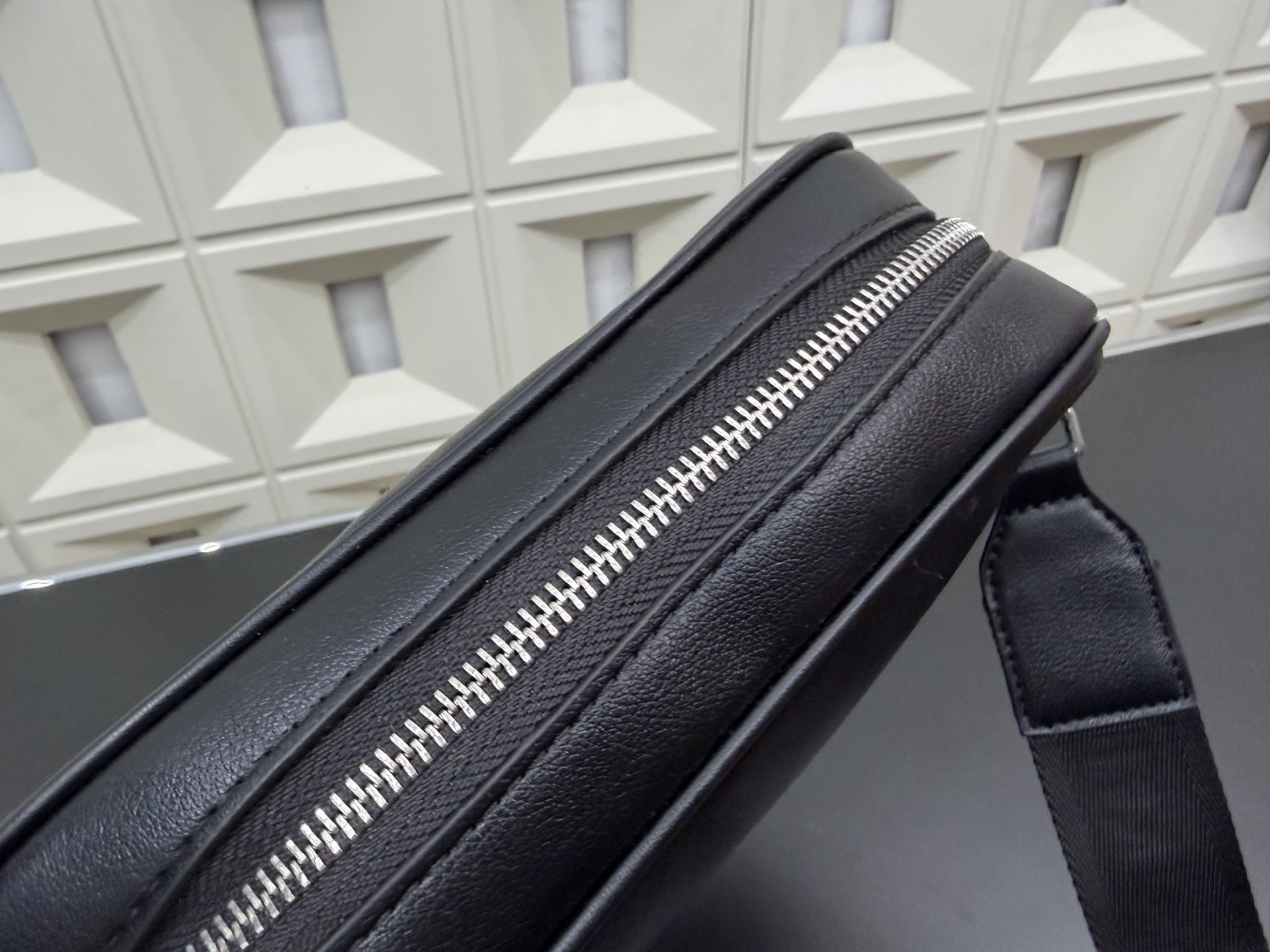 Sac à bandoulière noir Dior avec logo en relief