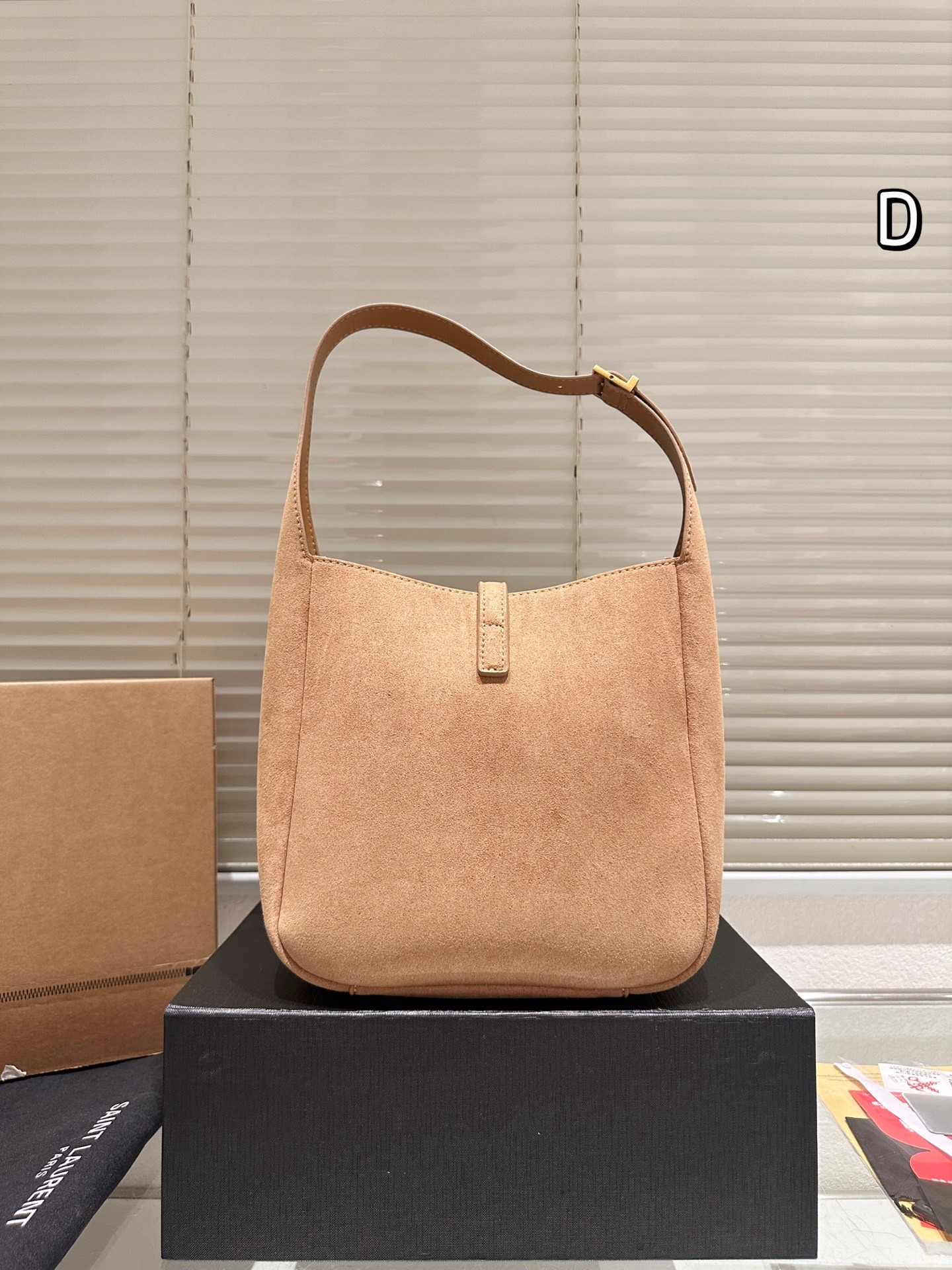 Sac à bandoulière en daim souple de la collection Le 5 à 7 d'Yves Saint Laurent