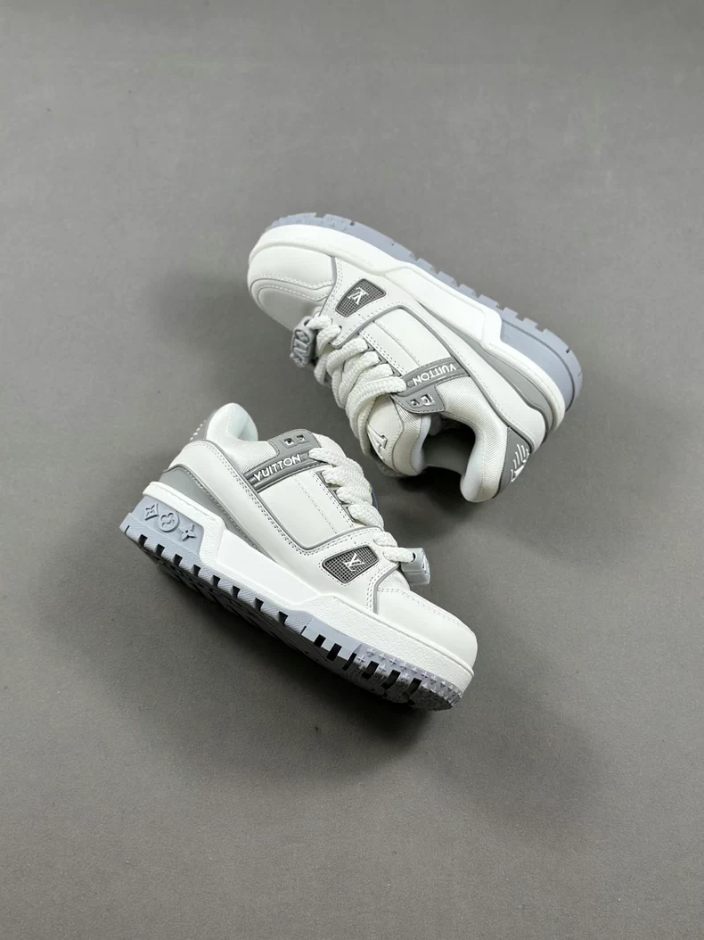 (Louis Vuitton) LV Trainer Maxi sneakers.