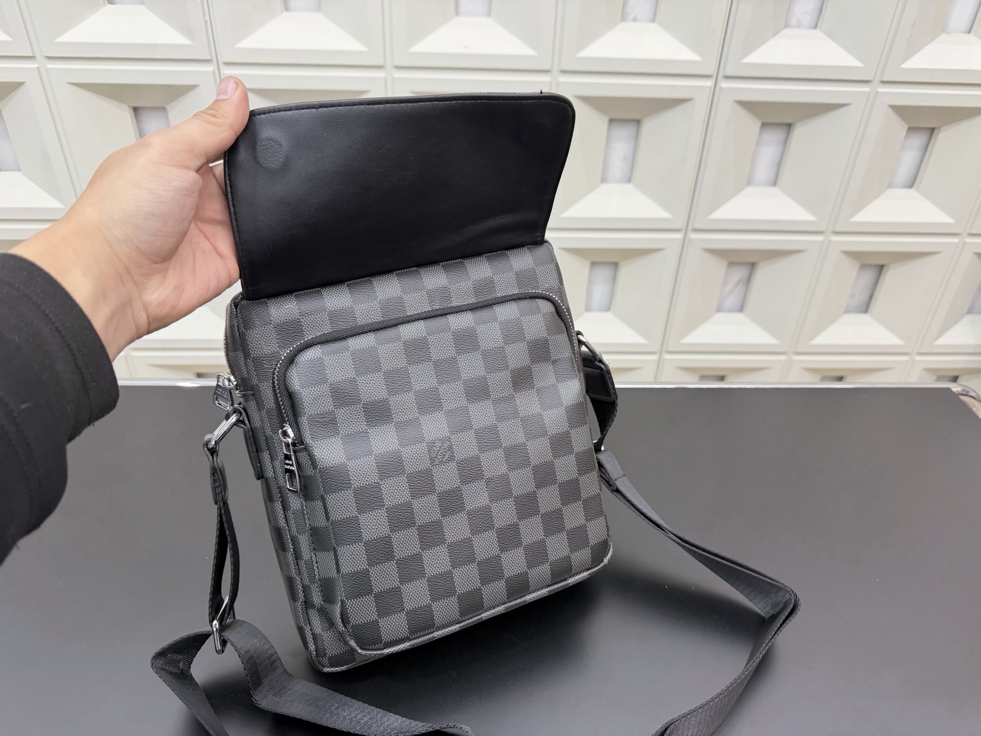 (Louis Vuitton) District PM