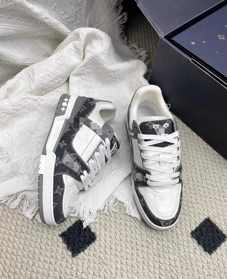 (Louis Vuitton) LV Trainer sneakers.