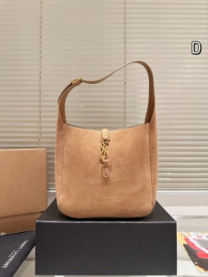 Sac à bandoulière en daim souple de la collection Le 5 à 7 d'Yves Saint Laurent