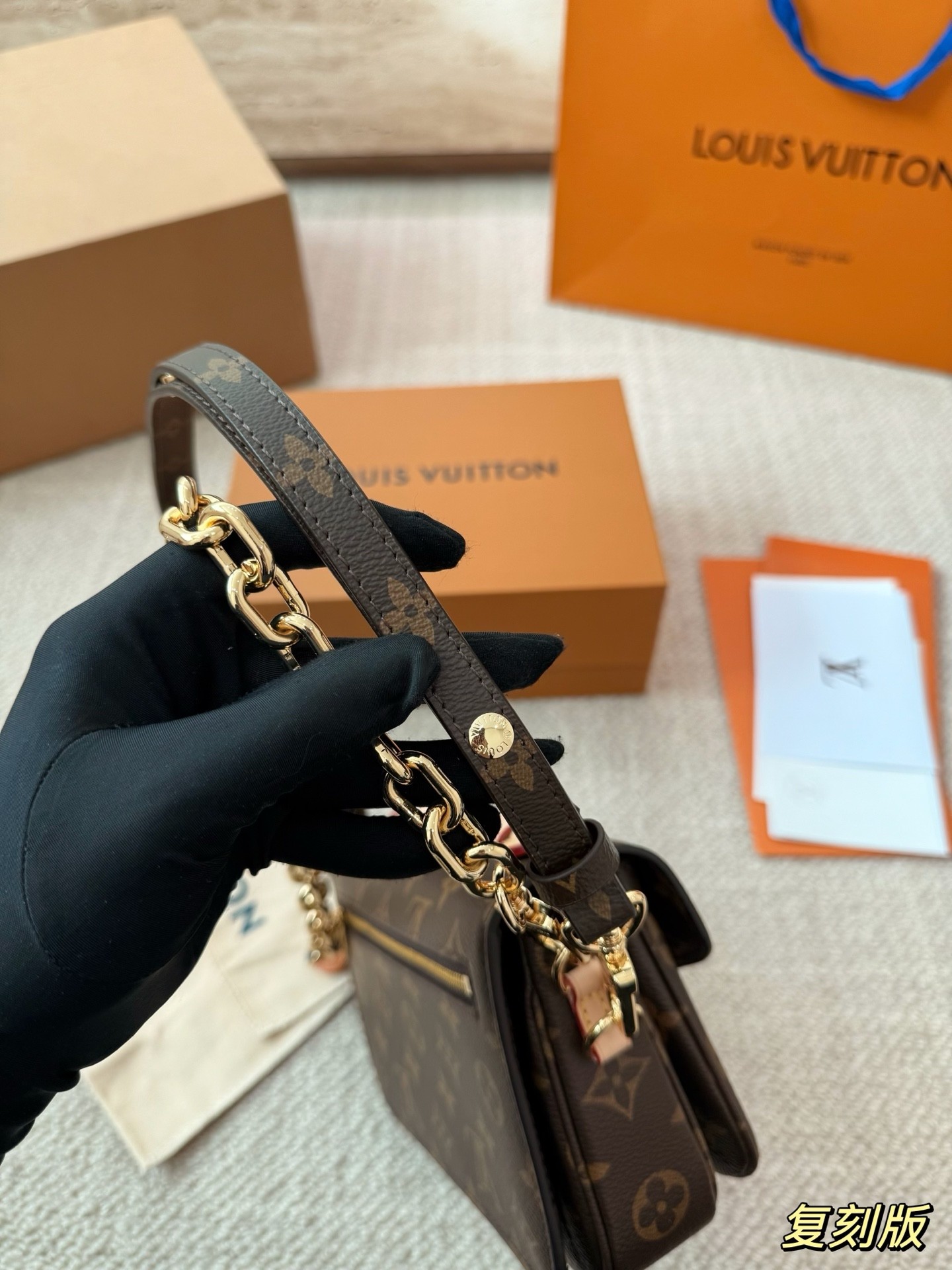 （Louis Vuitton）Pochette Métis East West