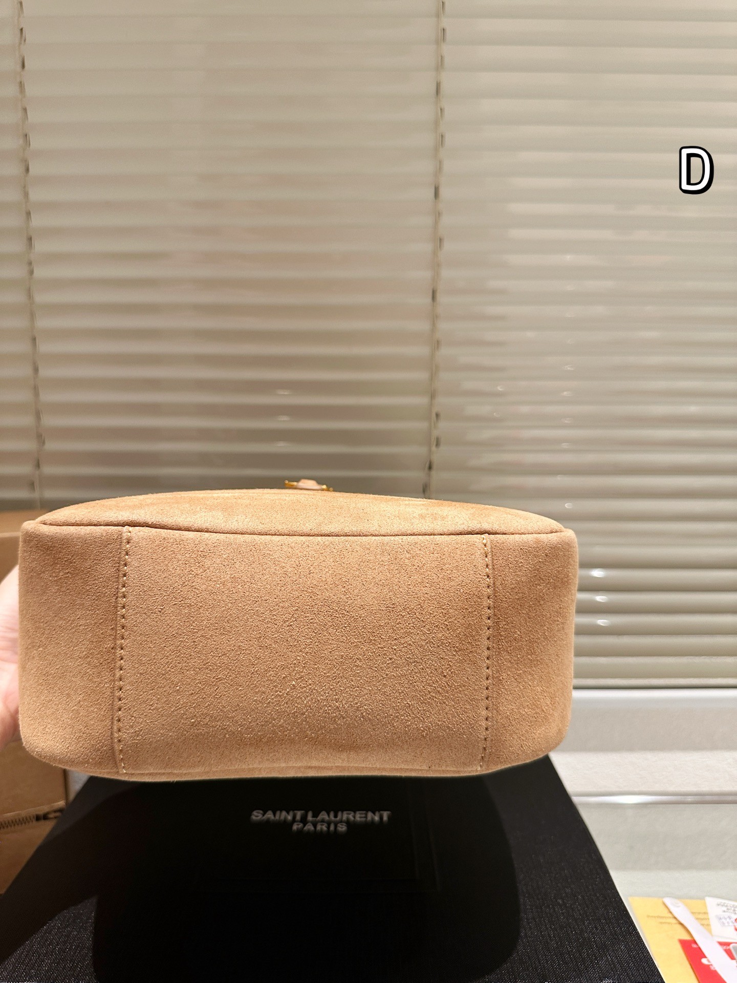 Sac à bandoulière en daim souple de la collection Le 5 à 7 d'Yves Saint Laurent