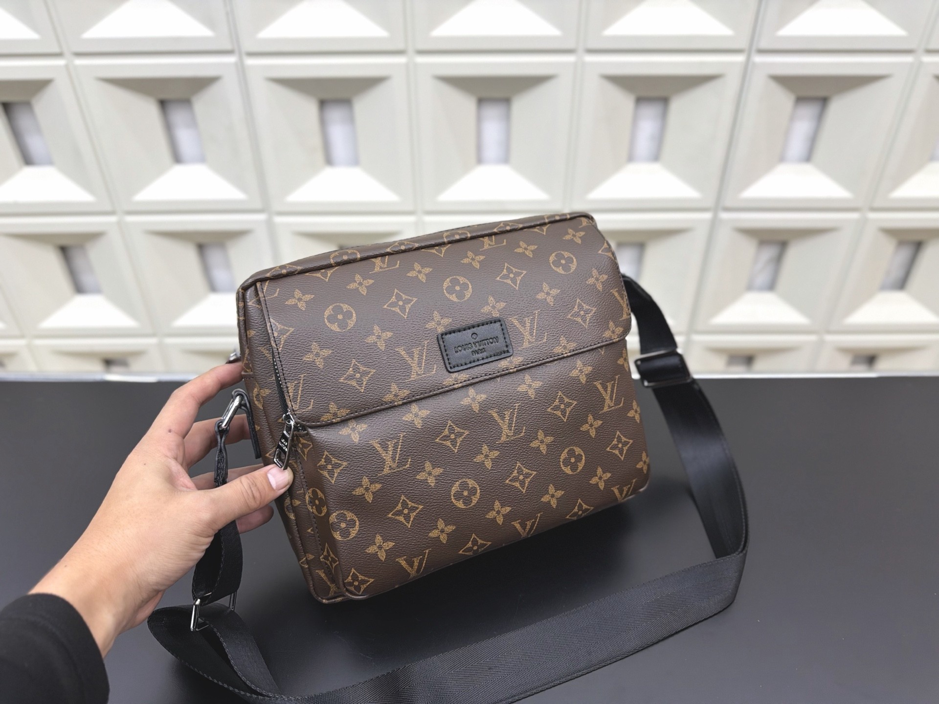 （Louis Vuitton）Monogram Macassar District PM