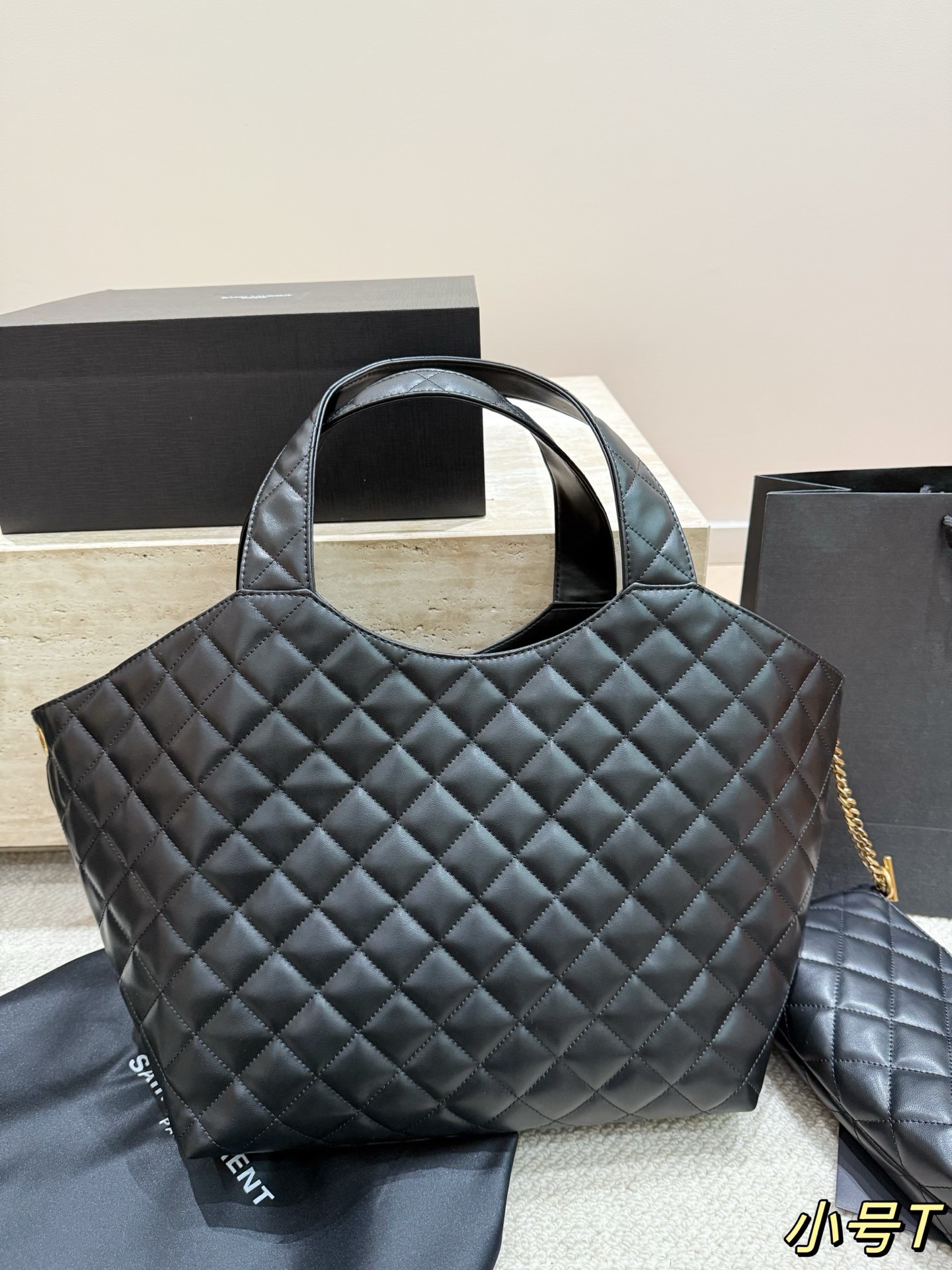 Sac cabas matelassé en cuir d'agneau ICARE de Saint Laurent